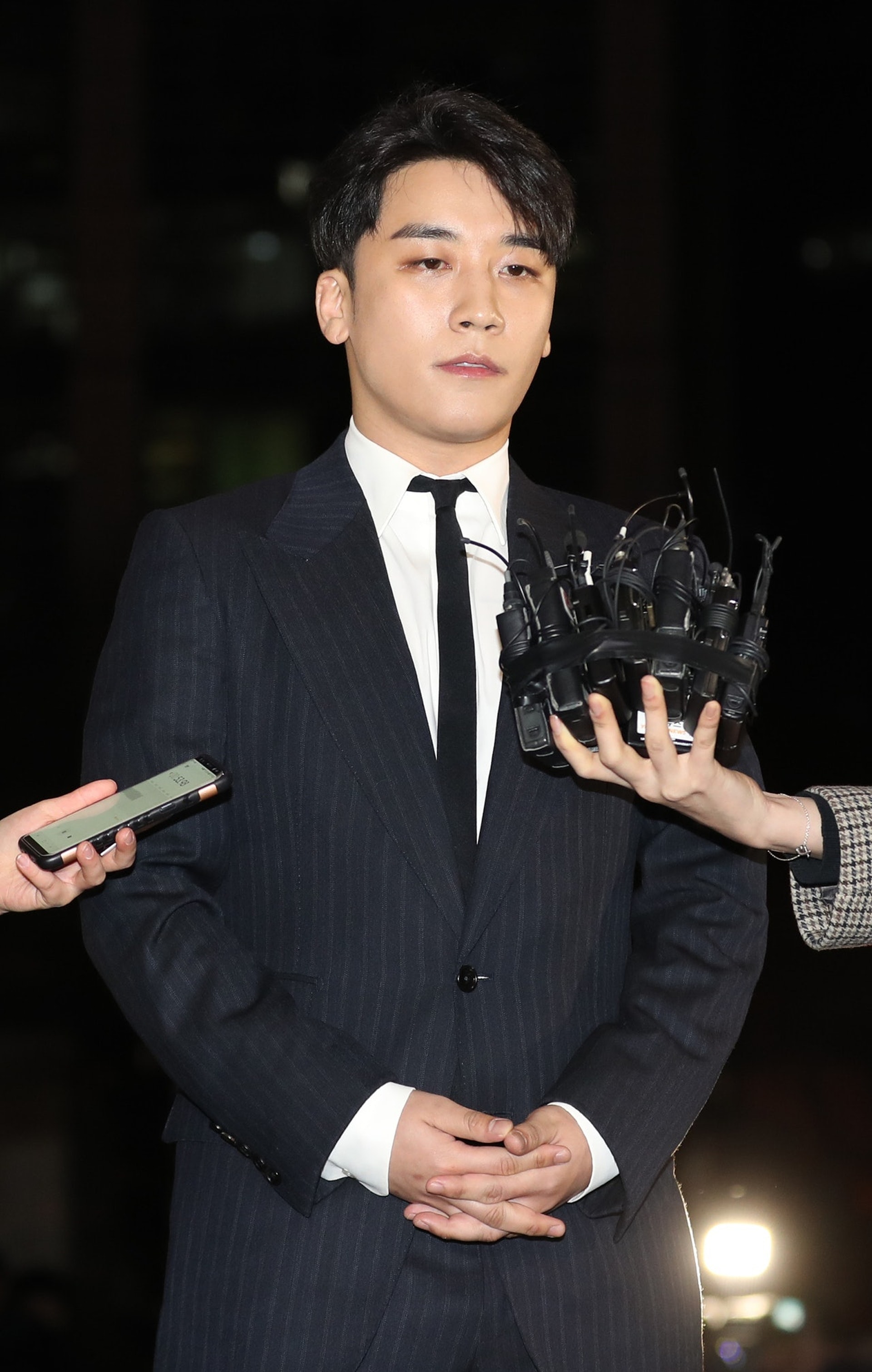 勝利昨日(4日)第7次被警方傳召,警方從鄭俊英和崔鍾訓等人陳述得知,是勝利指示他們更換手機。(視覺中國) 勝利昨日(4日)第7次被警方傳召,警方從鄭俊英和崔鍾訓等人陳述得知,是勝利指示他們更換手機。(視覺中國)