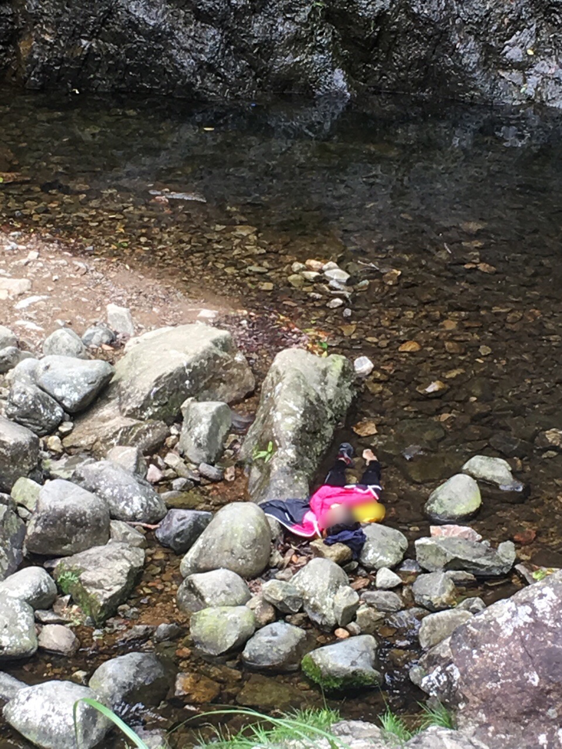 有目擊飛行服務隊拯救傷者的行山人士稱,傷者為菲律賓籍人士,聯同5位同鄉行山。(讀者提供圖片) 有目擊飛行服務隊拯救傷者的行山人士稱,傷者為菲律賓籍人士,聯同5位同鄉行山。(讀者提供圖片)