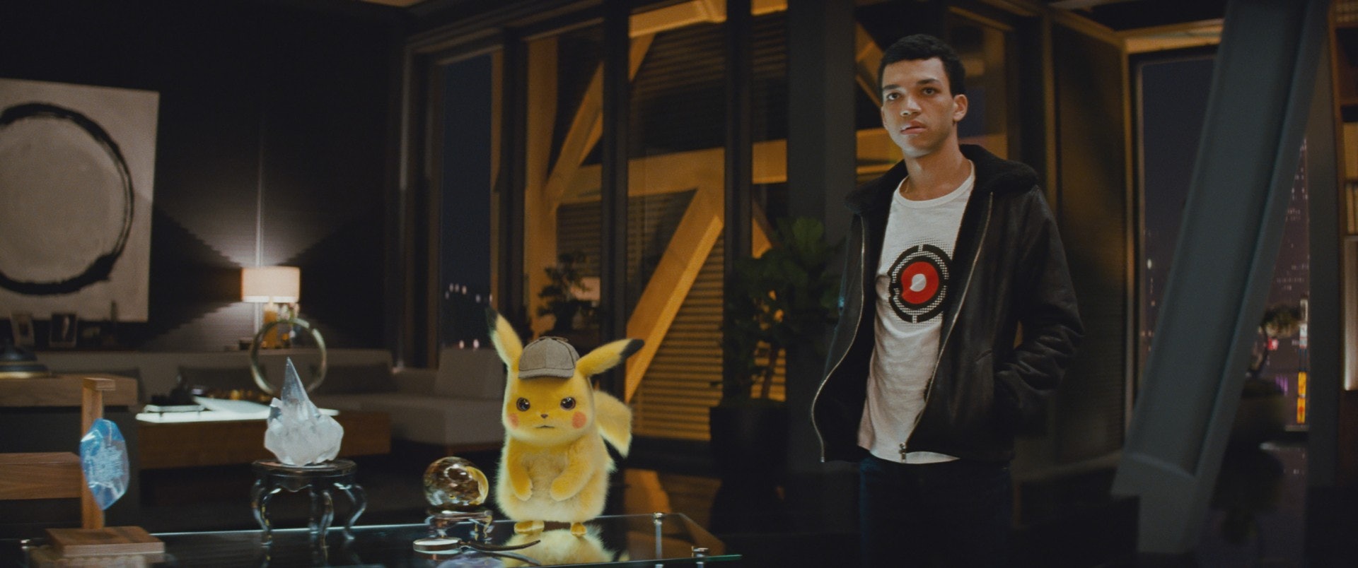 真人版電影《POKÉMON神探Pikachu》講述神探Harry Goodman神秘失蹤,他的兒子Tim決心查出真相,並得到爸爸的精靈助手比卡超( Pikachu)幫手。(《POKÉMON 神探Pikachu》劇照) 真人版電影《POKÉMON神探Pikachu》講述神探Harry Goodman神秘失蹤,他的兒子Tim決心查出真相,並得到爸爸的精靈助手比卡超( Pikachu)幫手。(《POKÉMON 神探Pikachu》劇照)