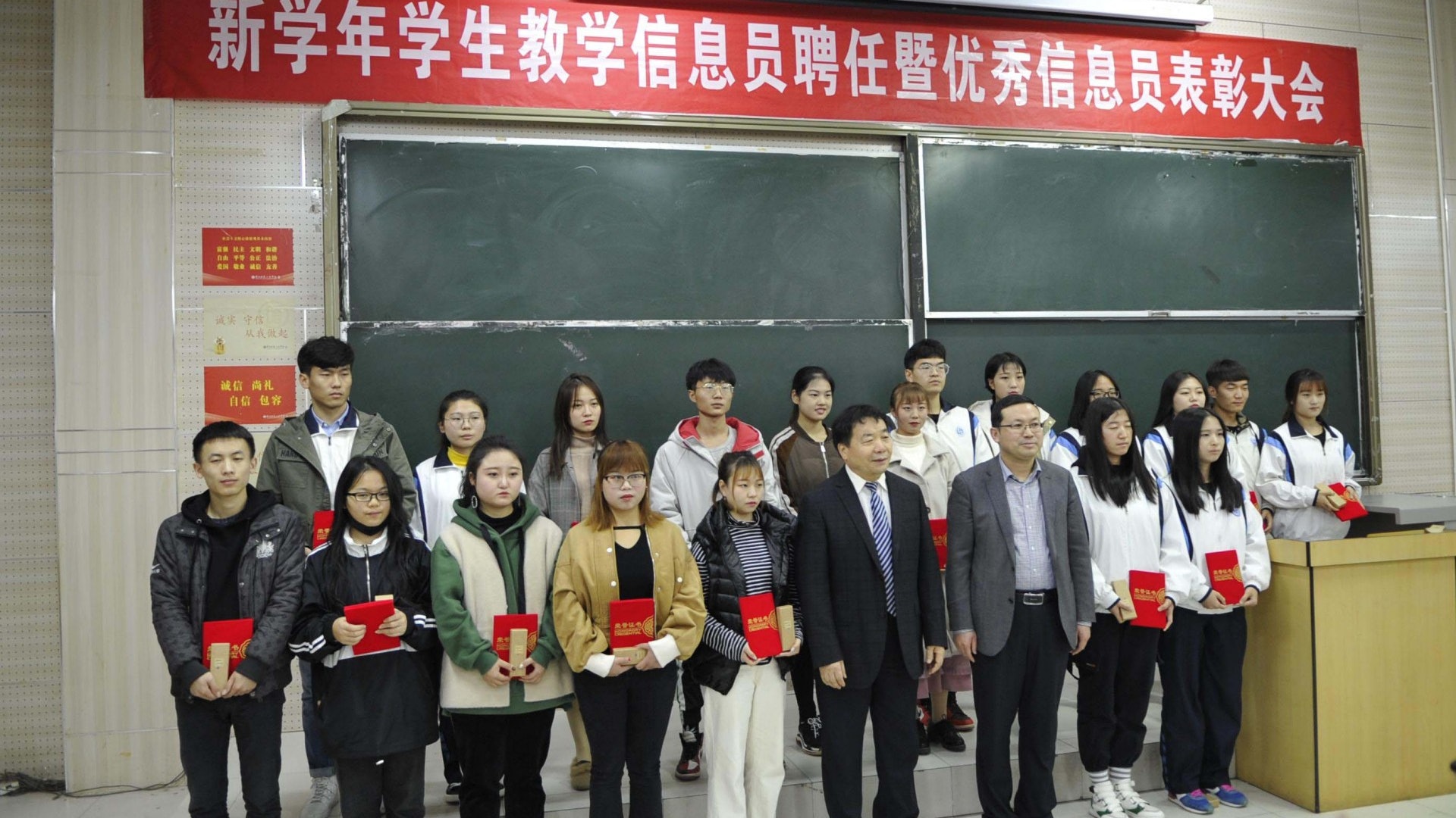 是何原因将大学教授和武林高手困在图书馆?