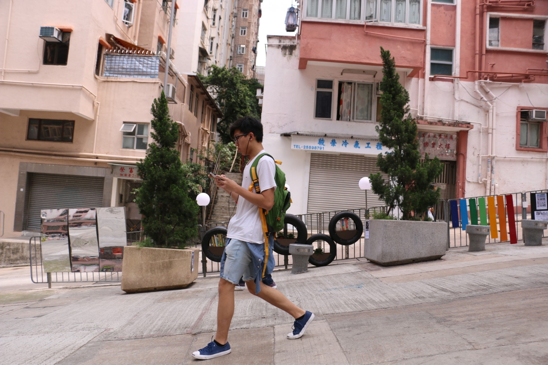 得獎作品（左起）包括：哈哈鏡；將車胎改裝成書架、或裝上盆栽；大型木片琴。（黃文軒攝）