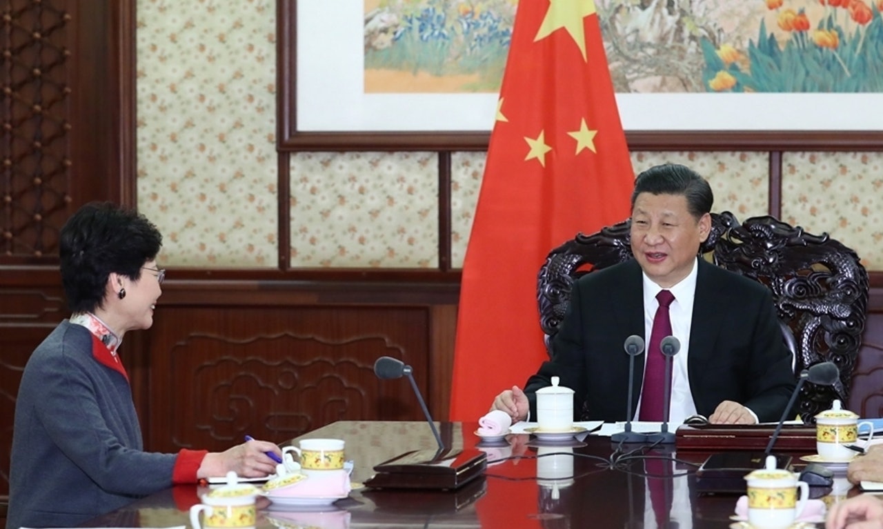 林鄭月娥去年12月17日向國家主席習近平述職。習近平表示,林鄭體現「志不求易、事不避難」的精神,取得良好成績,中央充分肯定林鄭和特區政府的工作。 林鄭月娥去年12月17日向國家主席習近平述職。習近平表示,林鄭體現「志不求易、事不避難」的精神,取得良好成績,中央充分肯定林鄭和特區政府的工作。