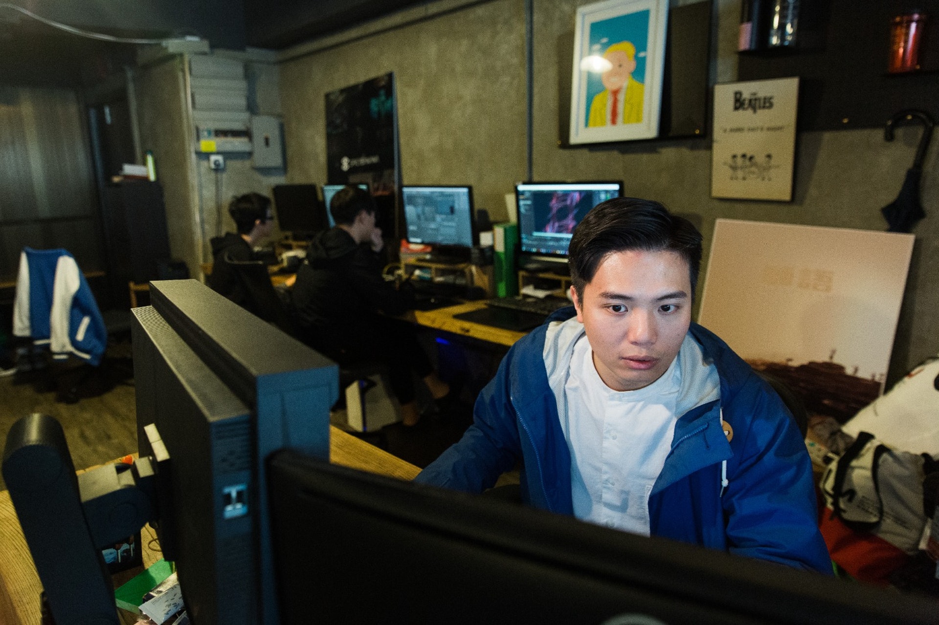在作品《獅語》中,Hayden加入了很多香港上世紀60至90年代的元素,如串膠花、紡織業與製造業,「有鑑於新一代對於獅子山精神的解說只流於表面,所以我希望以不同的方式和畫面更視覺化地呈現。」﹙歐嘉樂攝﹚ 在作品《獅語》中,Hayden加入了很多香港上世紀60至90年代的元素,如串膠花、紡織業與製造業,「有鑑於新一代對於獅子山精神的解說只流於表面,所以我希望以不同的方式和畫面更視覺化地呈現。」﹙歐嘉樂攝﹚