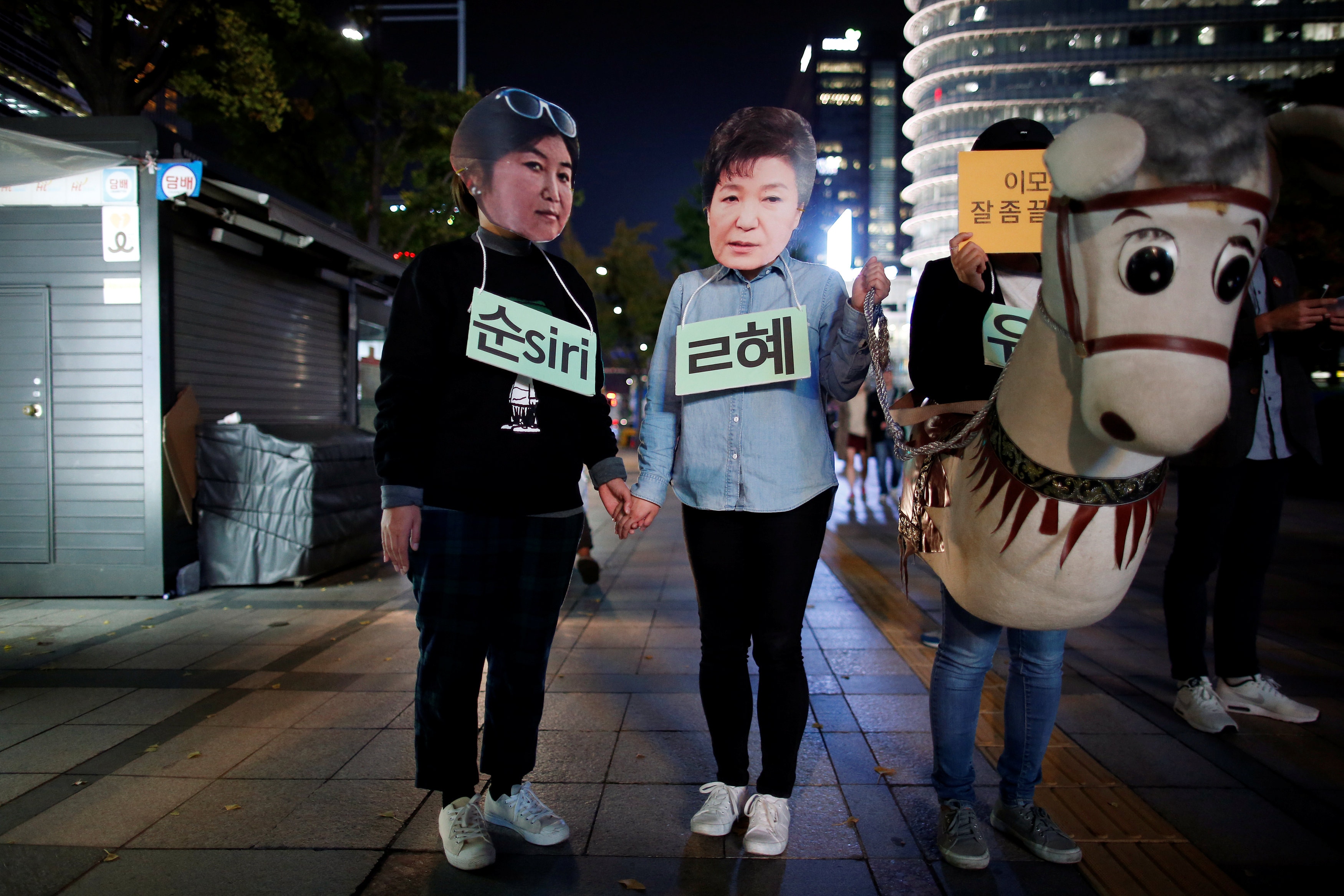 韓國總統朴槿惠好友崔順實涉嫌干政，令民眾不滿，上街示威。（路透社）