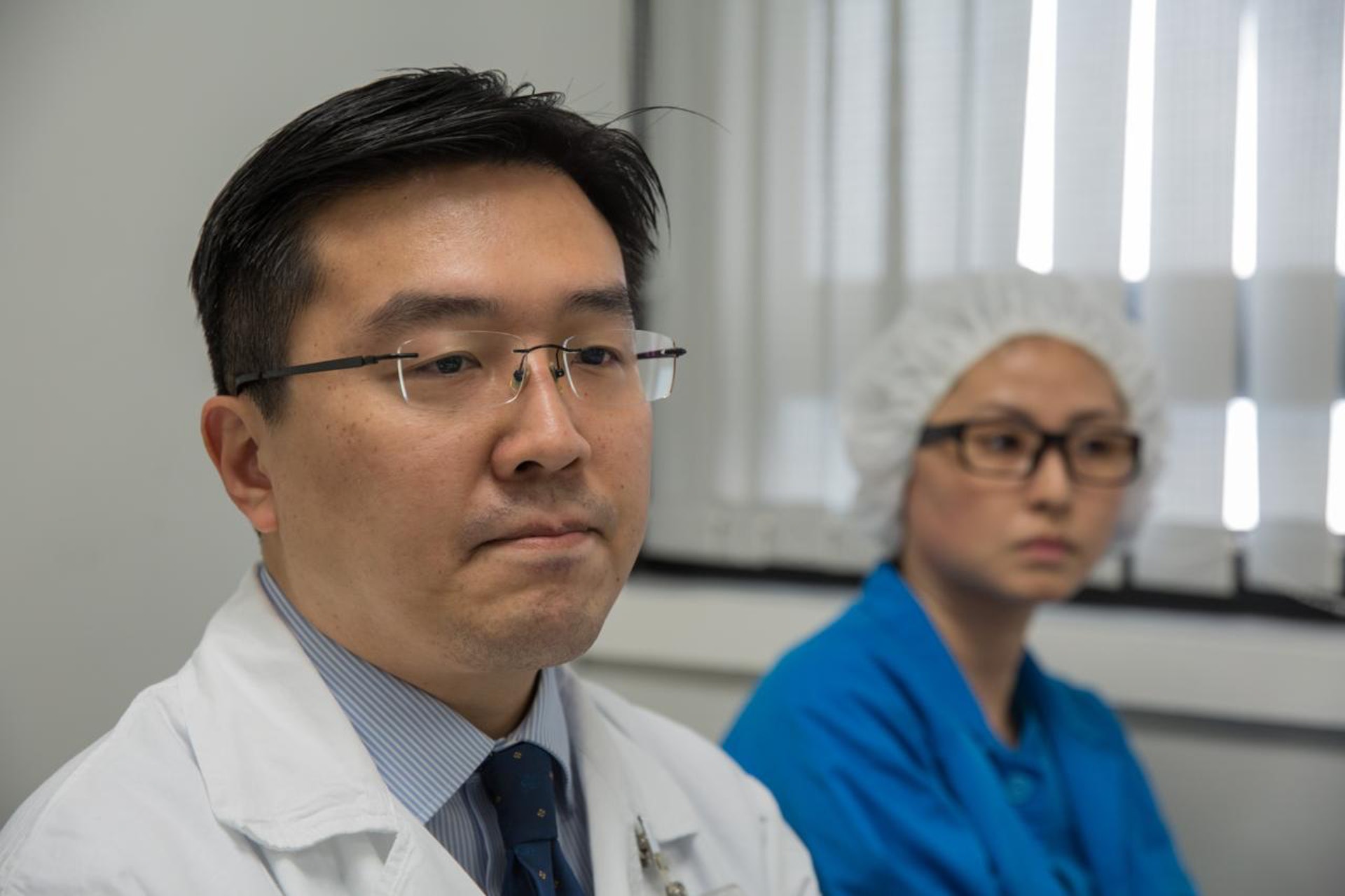 瑪麗醫院泌尿科主管徐學良（左）表示，新一代達文西XI機械臂更精確。（張浩維攝）