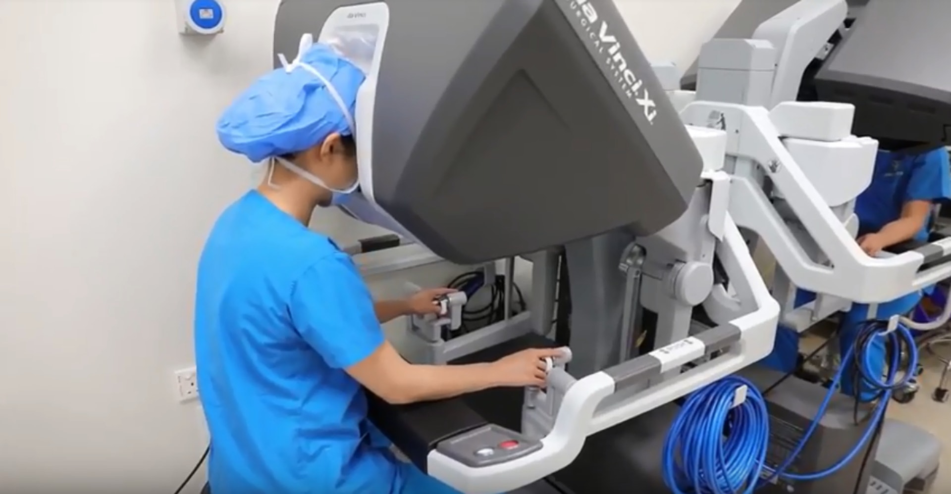 新一代達文西XI機械臂有兩台控制台，可由兩名醫生一起「打機」。（瑪麗醫院提供）