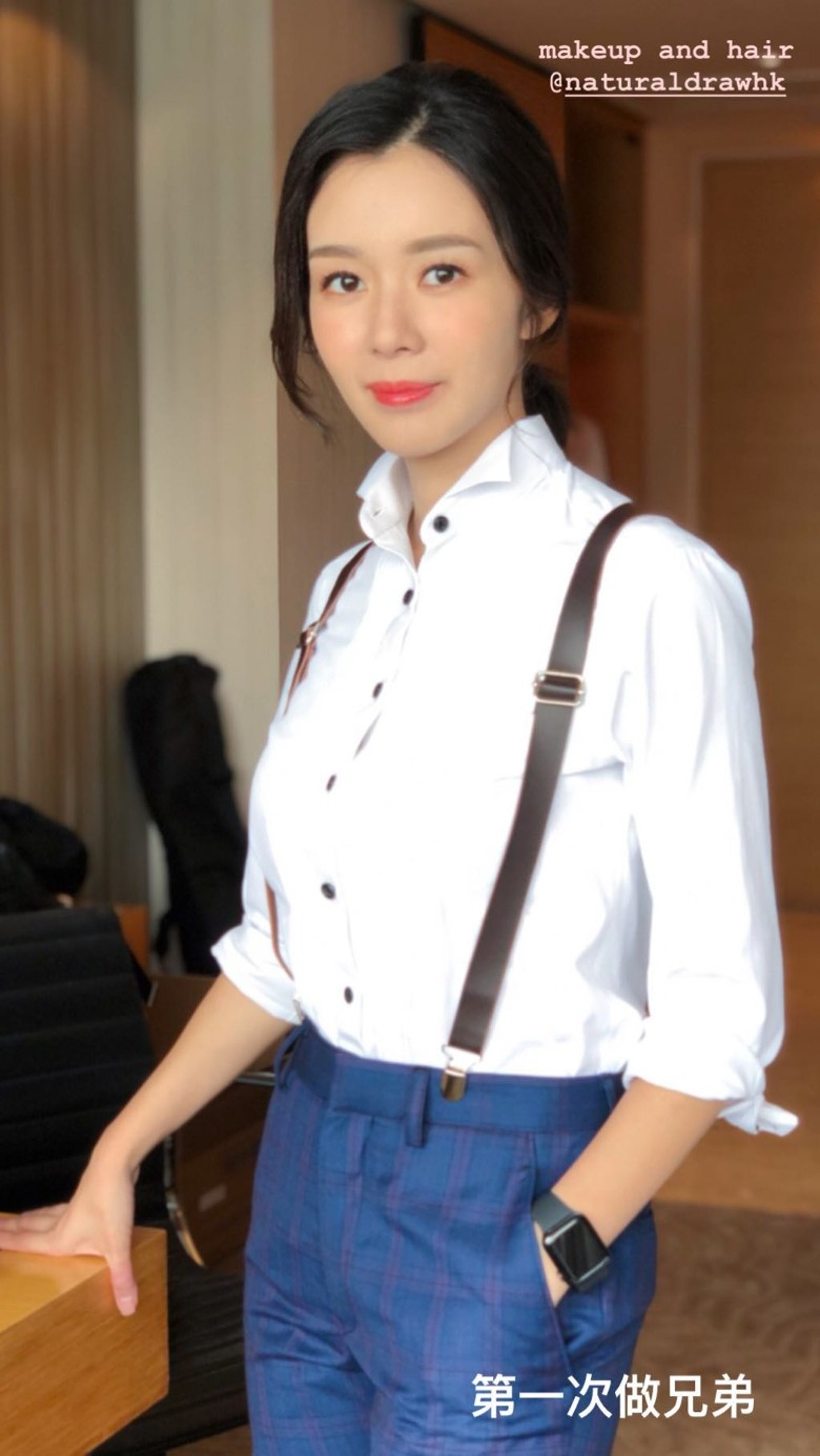 麥明詩着貼身西裝做 兄弟 勁搶鏡三個人服侍補妝派頭似結婚 麥明詩着貼身西裝做 兄弟 勁搶鏡三個人服侍補妝派頭似結婚