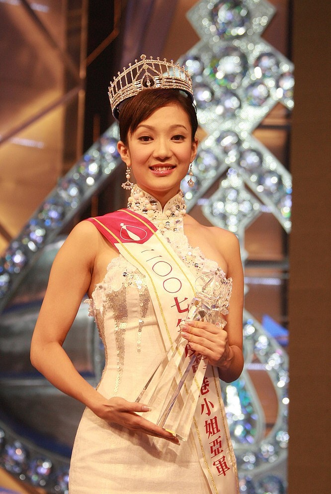 王君馨在21歲時於美國回流參加2007年度香港小姐競選奪得亞軍、最上鏡小姐及國際親善小姐而入行。（視覺中國）