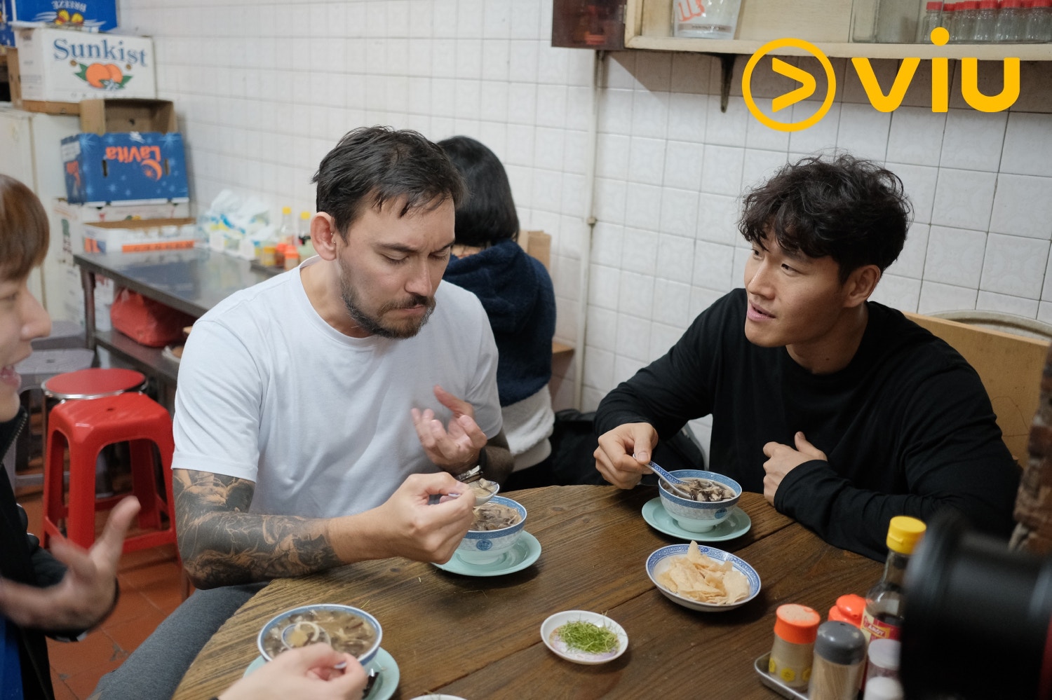 金鐘國在香港首次試食蛇羹。