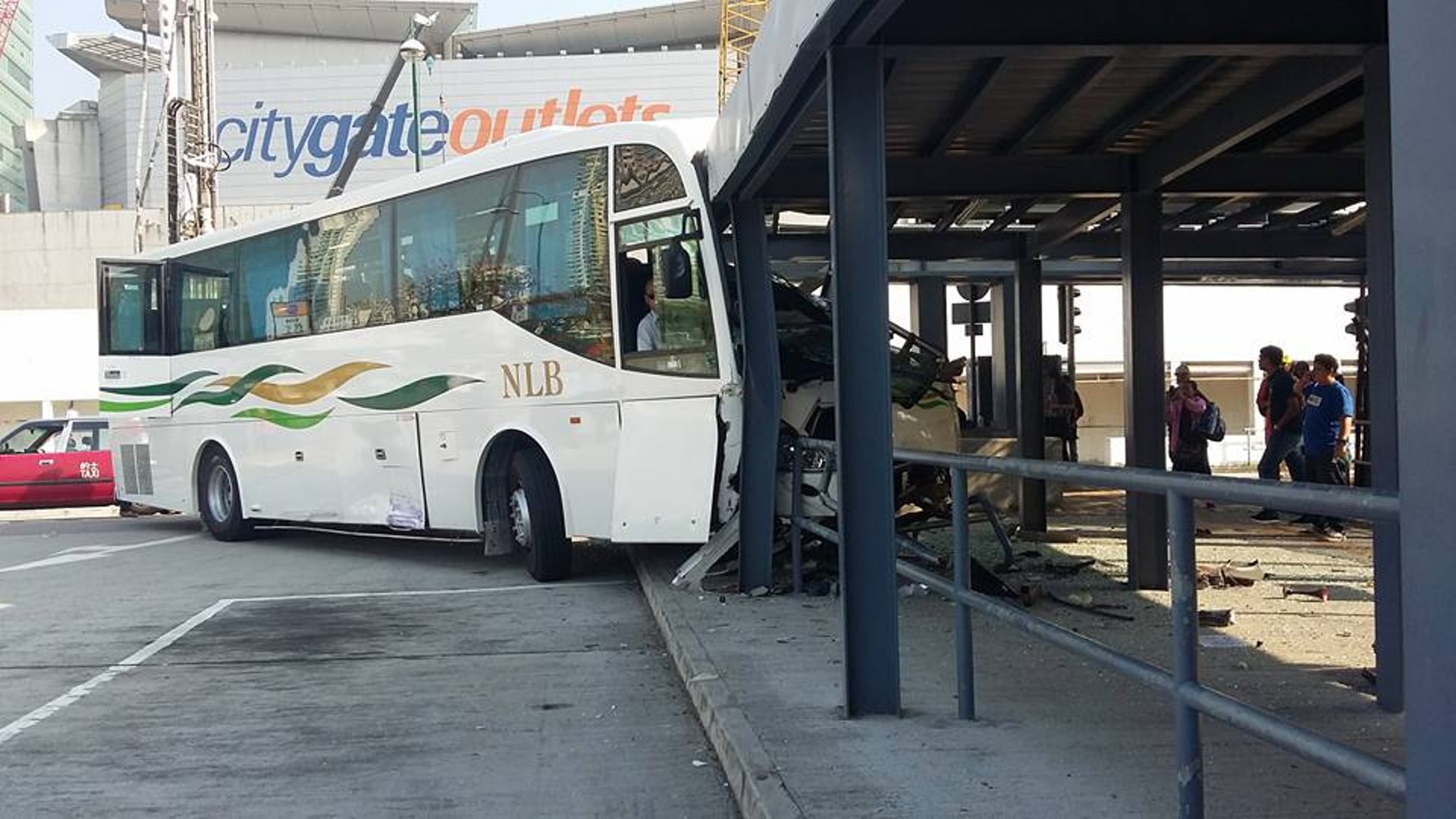 東涌巴士失控撞總站車頭直插站蓋8人送院 香港01 社會新聞 東涌巴士失控撞總站車頭直插站蓋8人送院 香港01 社會新聞