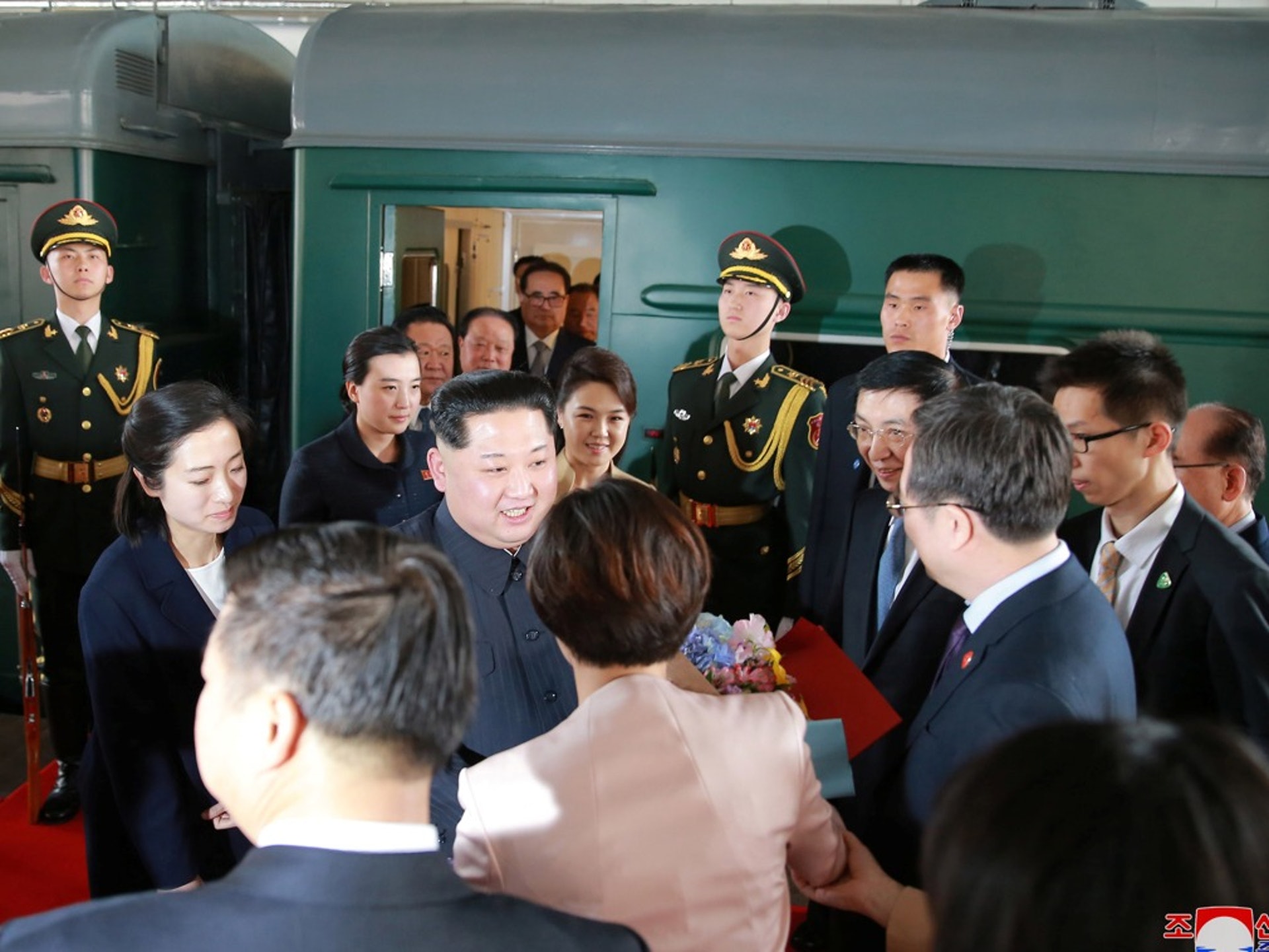 王滬寧等黨高層親自到火車站迎接金正恩,凸顯中共隆重其事。