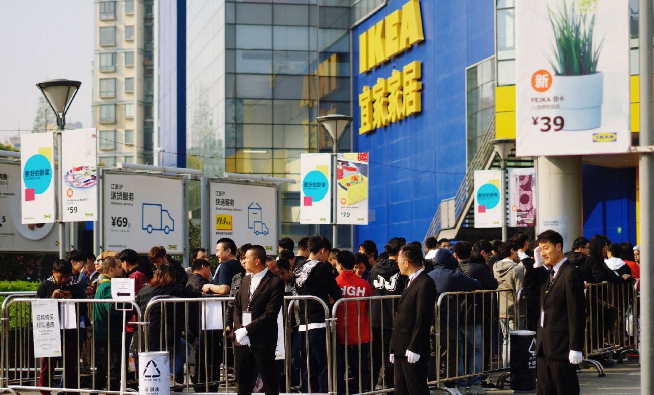 IKEA上海徐匯店現場過千人排隊搶購。（網上圖片）