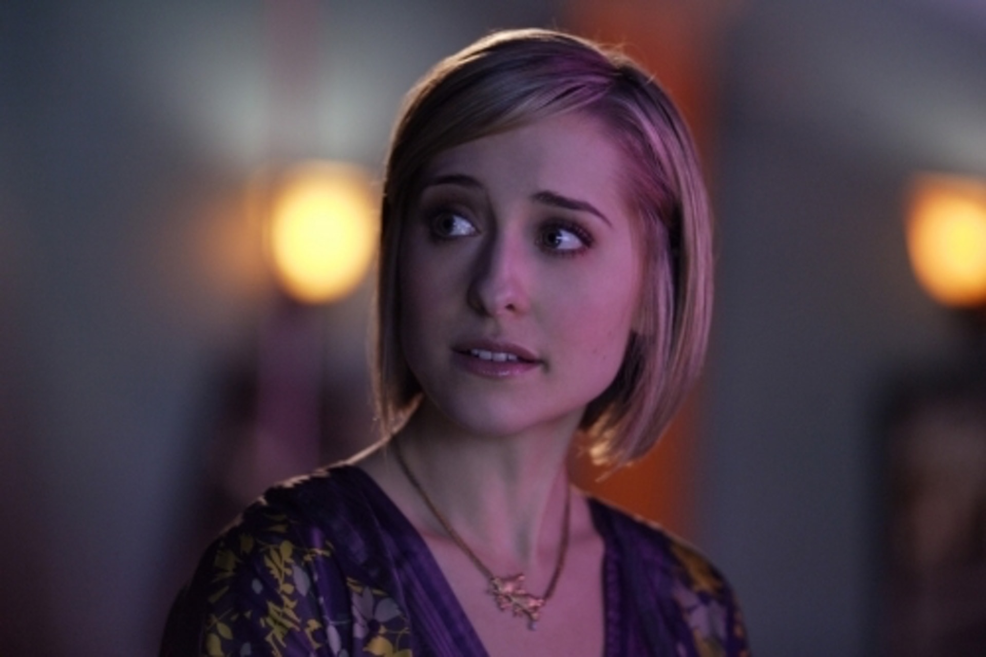 美國女星艾莉森(Allison Mack)曾出演美劇《超人前傳》(Smallville)中的角色克羅伊(Chloe Sullivan)。(《超人前傳》系列劇集截圖) 美國女星艾莉森(Allison Mack)曾出演美劇《超人前傳》(Smallville)中的角色克羅伊(Chloe Sullivan)。(《超人前傳》系列劇集截圖)