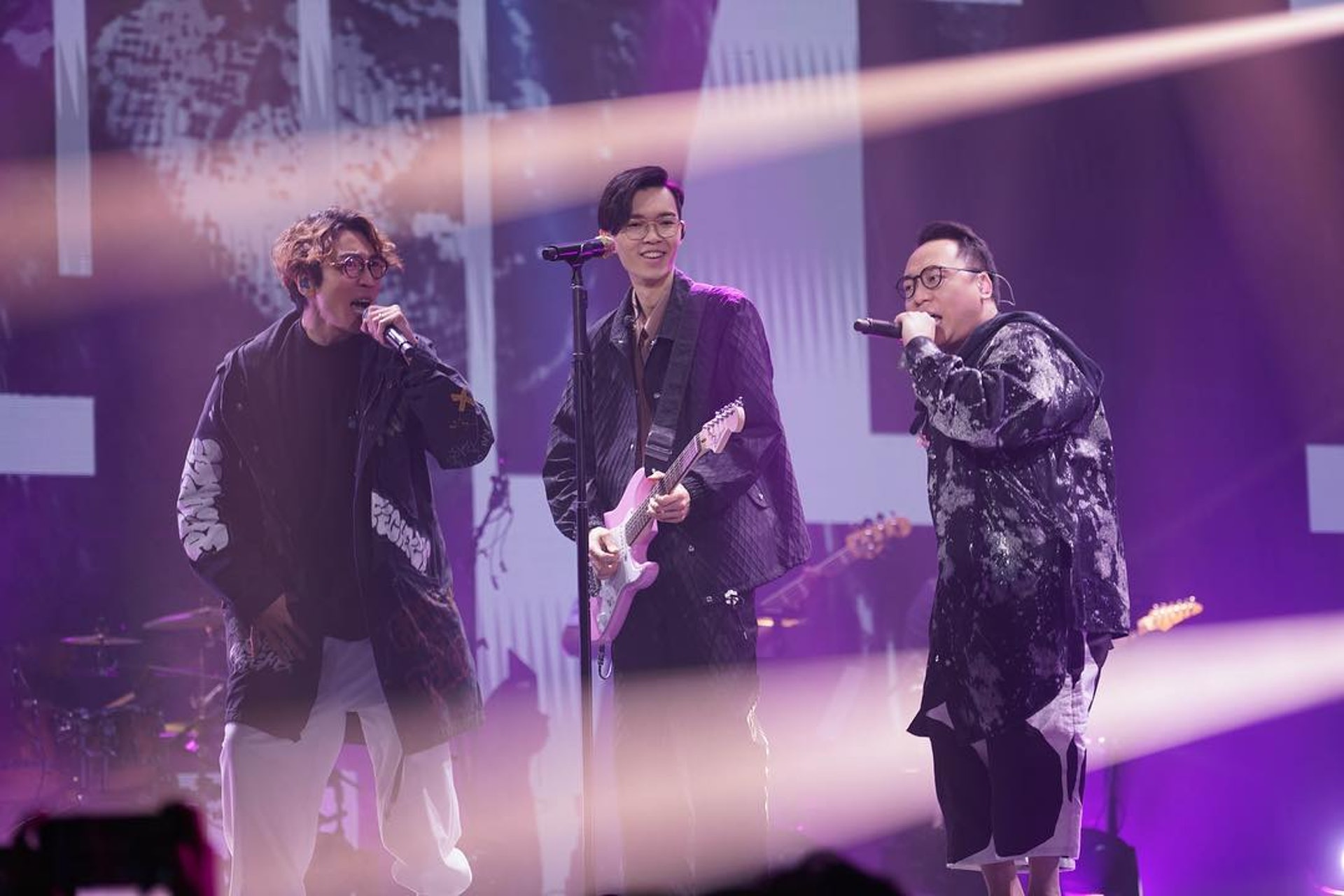 「你係世界上rap得最冷靜嘅人。」而C君也「大踢爆」他的怪品味:「對唔住各位,今晚演唱會咁有品味,我哋就突然走出嚟rap一首咁低俗嘅《風生水起》,令你哋好似去食壽司,但到場要攞個火鍋出嚟要淥熟啲魚先…不過呢個部份其實係方大同要求,佢嘅品味真係好怪、好兩極化。」(soulboykhalilfong IG)