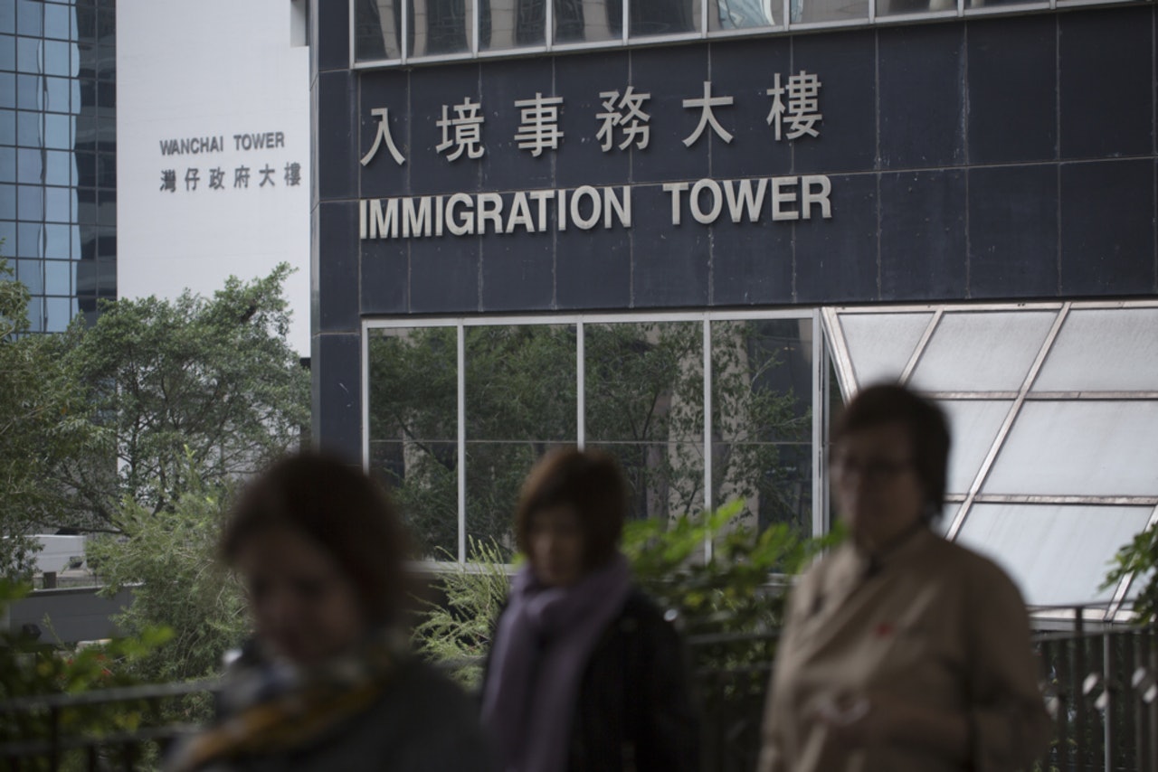 現時香港設有多個移民政策,包括:優秀人才入境計劃、輸入內地人才計劃、資本投資者入境計劃等。(陳焯輝攝) 現時香港設有多個移民政策,包括:優秀人才入境計劃、輸入內地人才計劃、資本投資者入境計劃等。(陳焯輝攝)