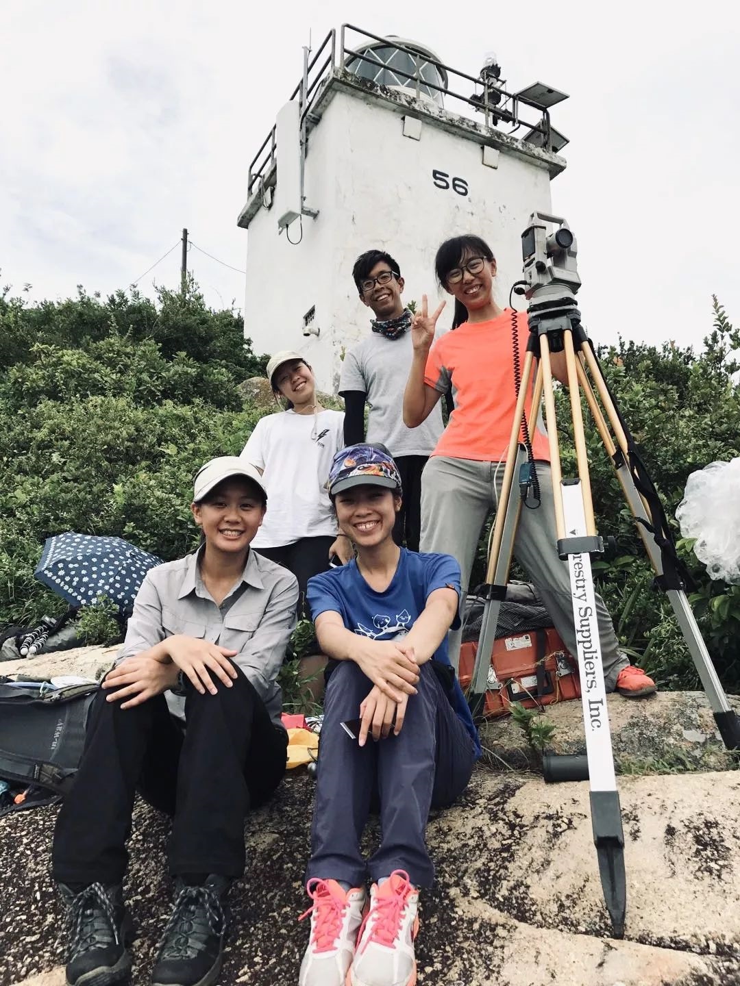 Daphne和片中研究人員合影(一条提供) Daphne和片中研究人員合影(一条提供)