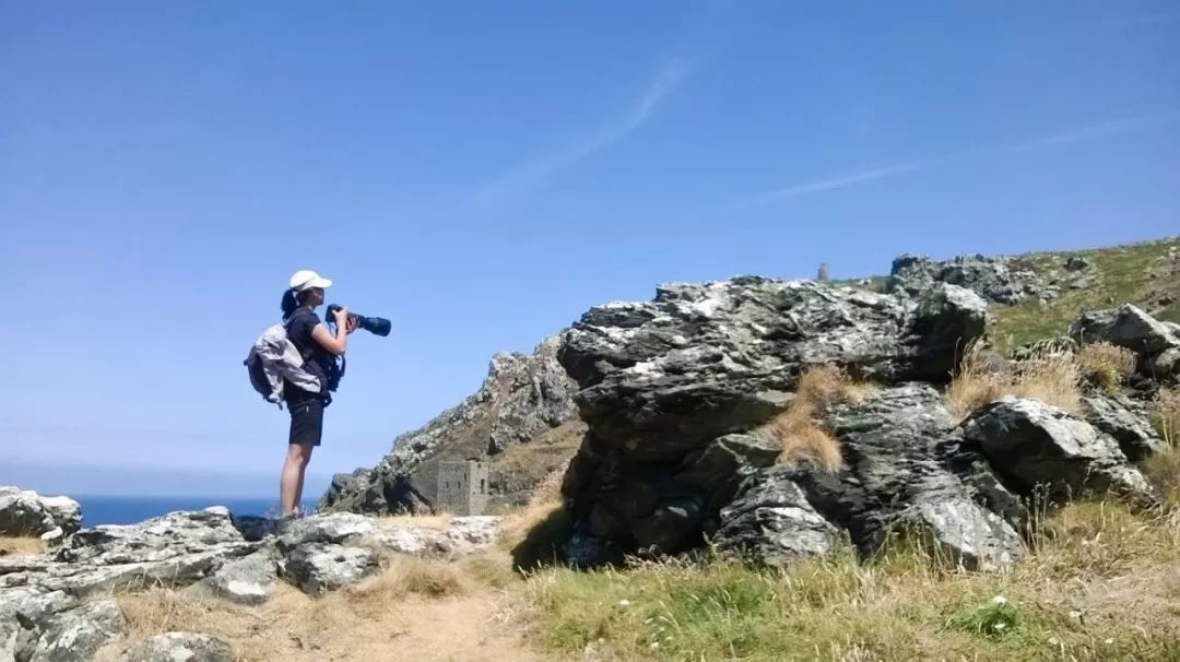 雖然已經習慣了扛二三十斤的器材上山下海,甚至因為等延時在沙丘里過夜,還因為趴下來拍鳥被螞蟻咬過。(一条提供) 雖然已經習慣了扛二三十斤的器材上山下海,甚至因為等延時在沙丘里過夜,還因為趴下來拍鳥被螞蟻咬過。(一条提供)