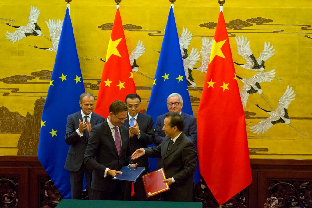 2018年7月16日，在李克強（後中）、圖斯克（後左）及容克（後右）的見證下，中歐官員簽署一系列具體合作文件（GettyImages）
