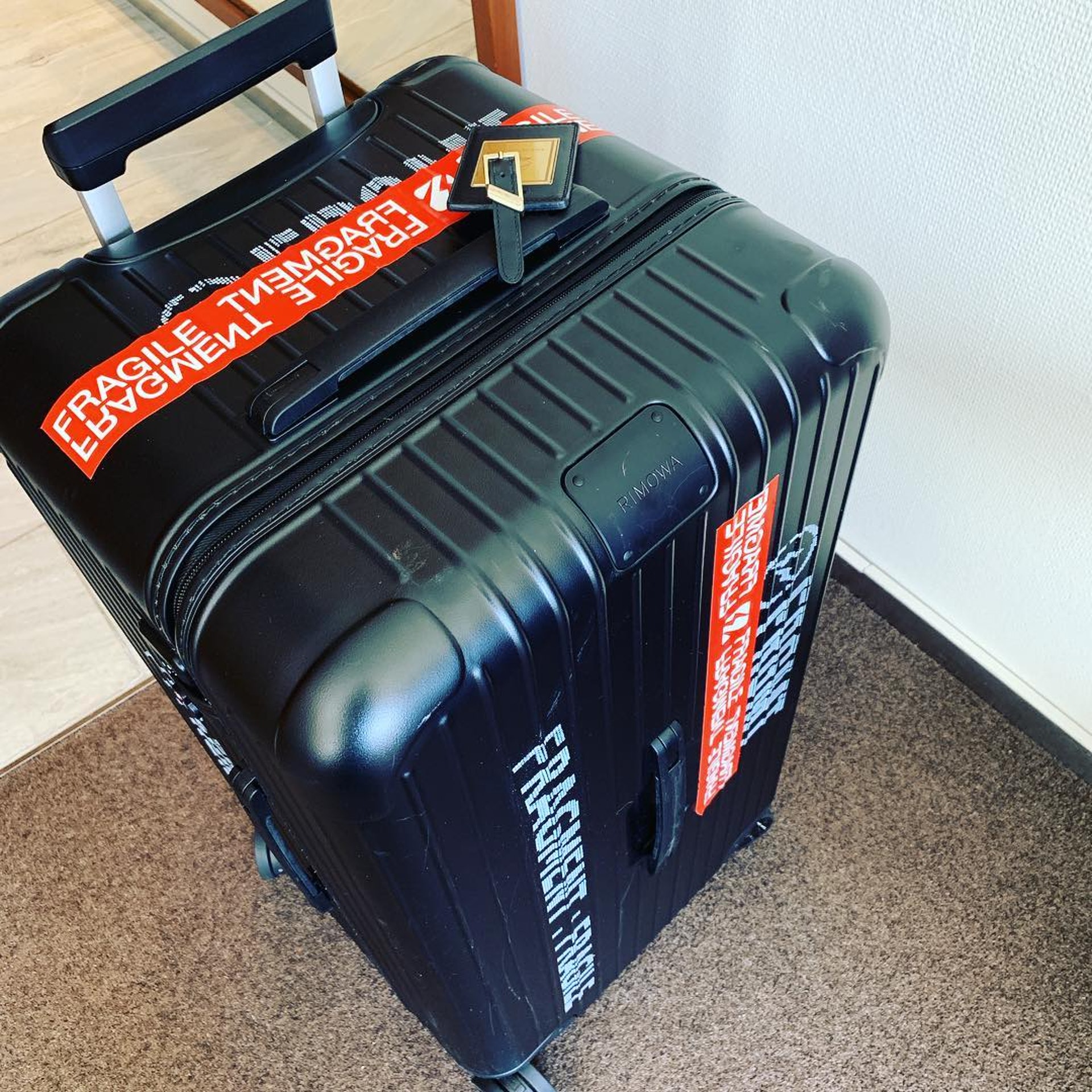 黑色的 Rimowa 行李箱上,原本只是通過藍芽連接手機上傳航班資料的電子標籤,竟然出現了 fragment design 經典的閃電 logo 與縮寫後的「FRGMT」字樣,讓人很期待(fujiwarahiroshi IG) 黑色的 Rimowa 行李箱上,原本只是通過藍芽連接手機上傳航班資料的電子標籤,竟然出現了 fragment design 經典的閃電 logo 與縮寫後的「FRGMT」字樣,讓人很期待(fujiwarahiroshi IG)