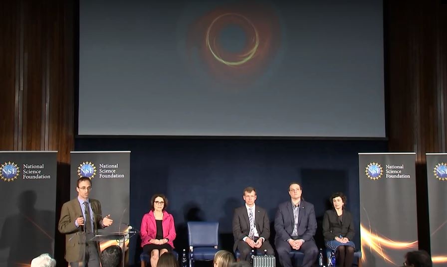 黑洞首張照片：科學家在記者會上展示有關黑洞的模擬動畫。