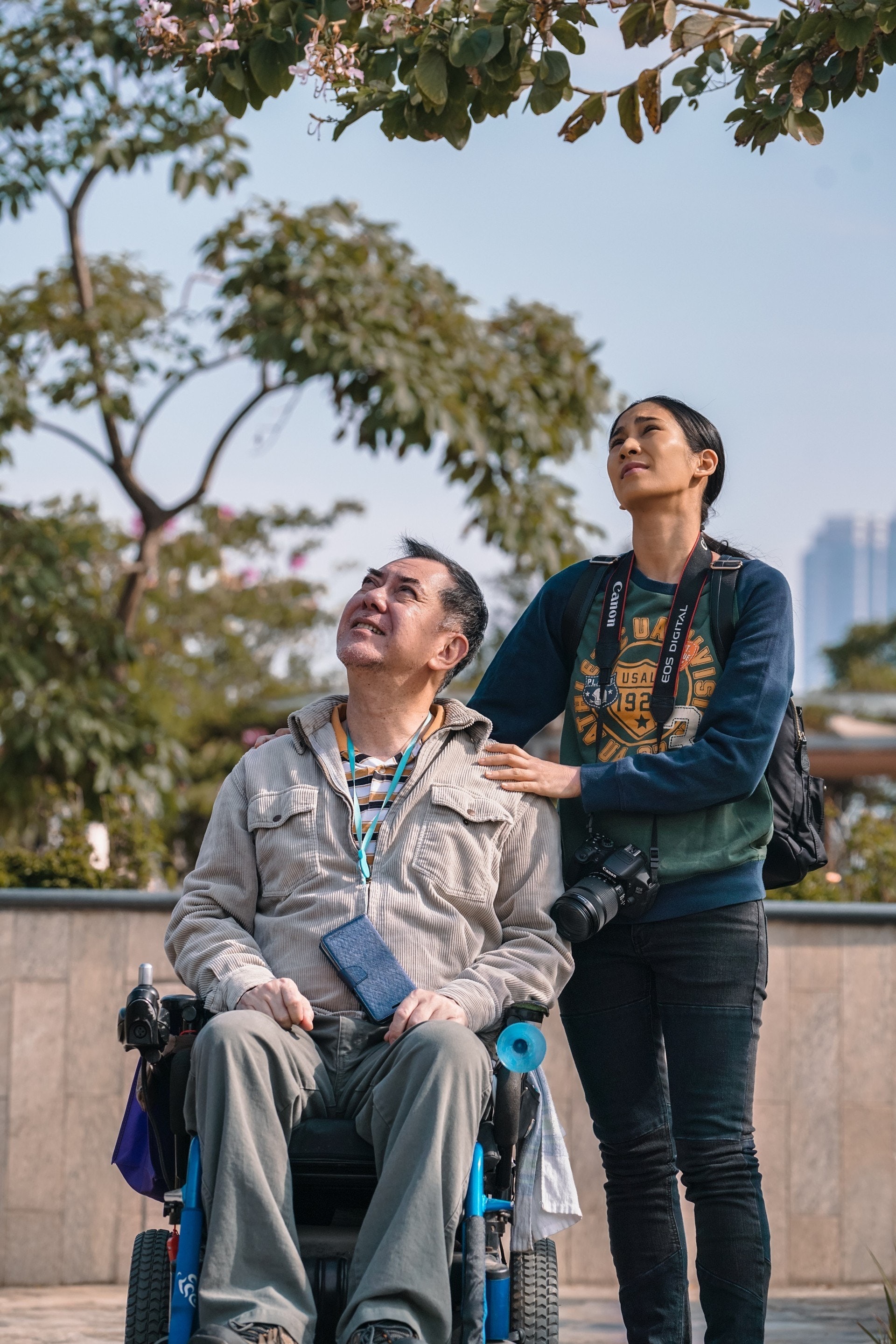 飾演Evelyn的Crisel Consunji的演出更是眼前一亮,樸實的演出,突出角色的質感,而她跟黃秋生有多場的演出,彼此更擦出不少的火花(《淪落人》劇照) 飾演Evelyn的Crisel Consunji的演出更是眼前一亮,樸實的演出,突出角色的質感,而她跟黃秋生有多場的演出,彼此更擦出不少的火花(《淪落人》劇照)