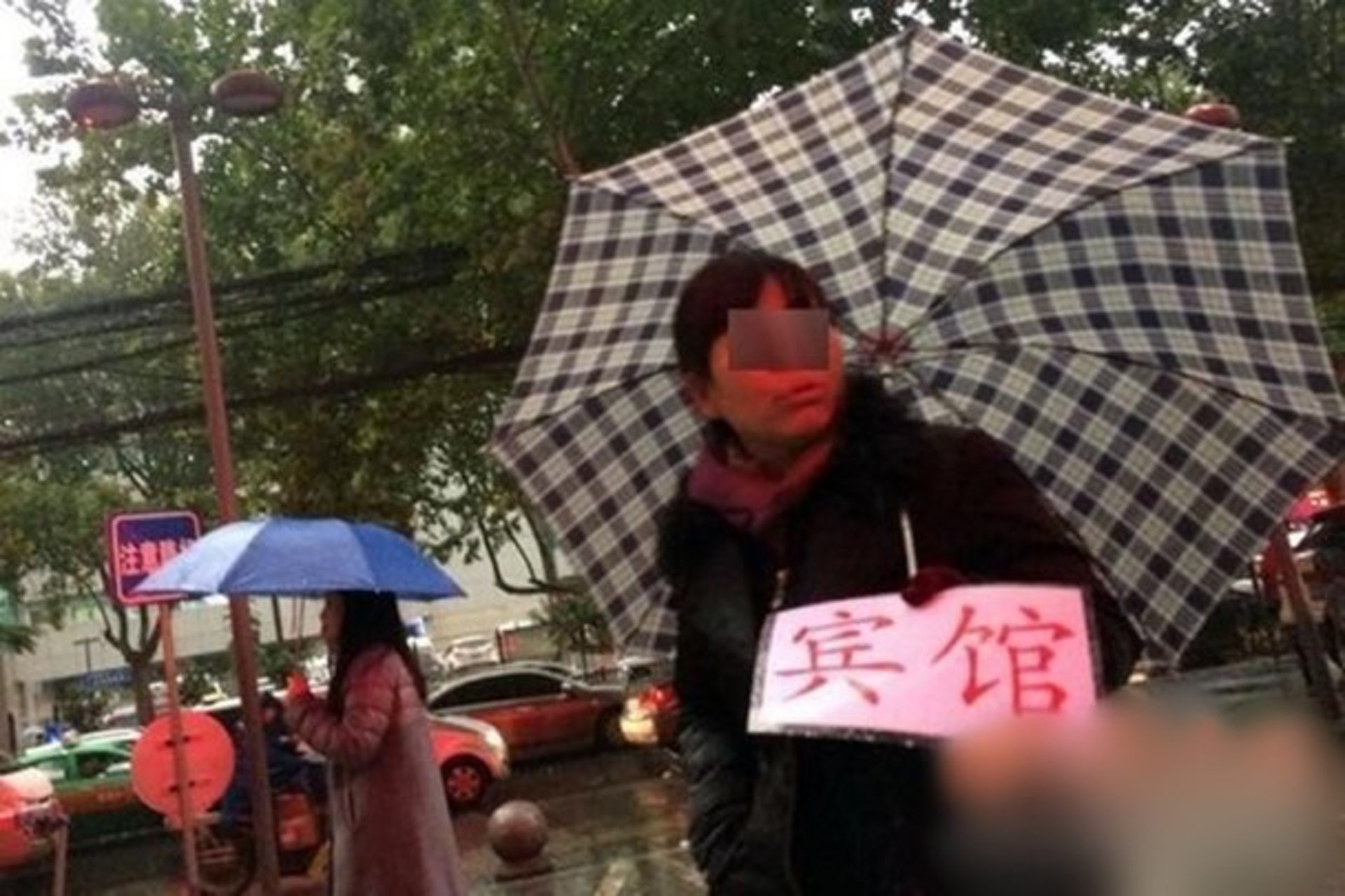 據《華商報》早前報道,內地大醫院附近存在多家無牌旅館,變成了「病房」。(網絡圖片) 據《華商報》早前報道,內地大醫院附近存在多家無牌旅館,變成了「病房」。(網絡圖片)
