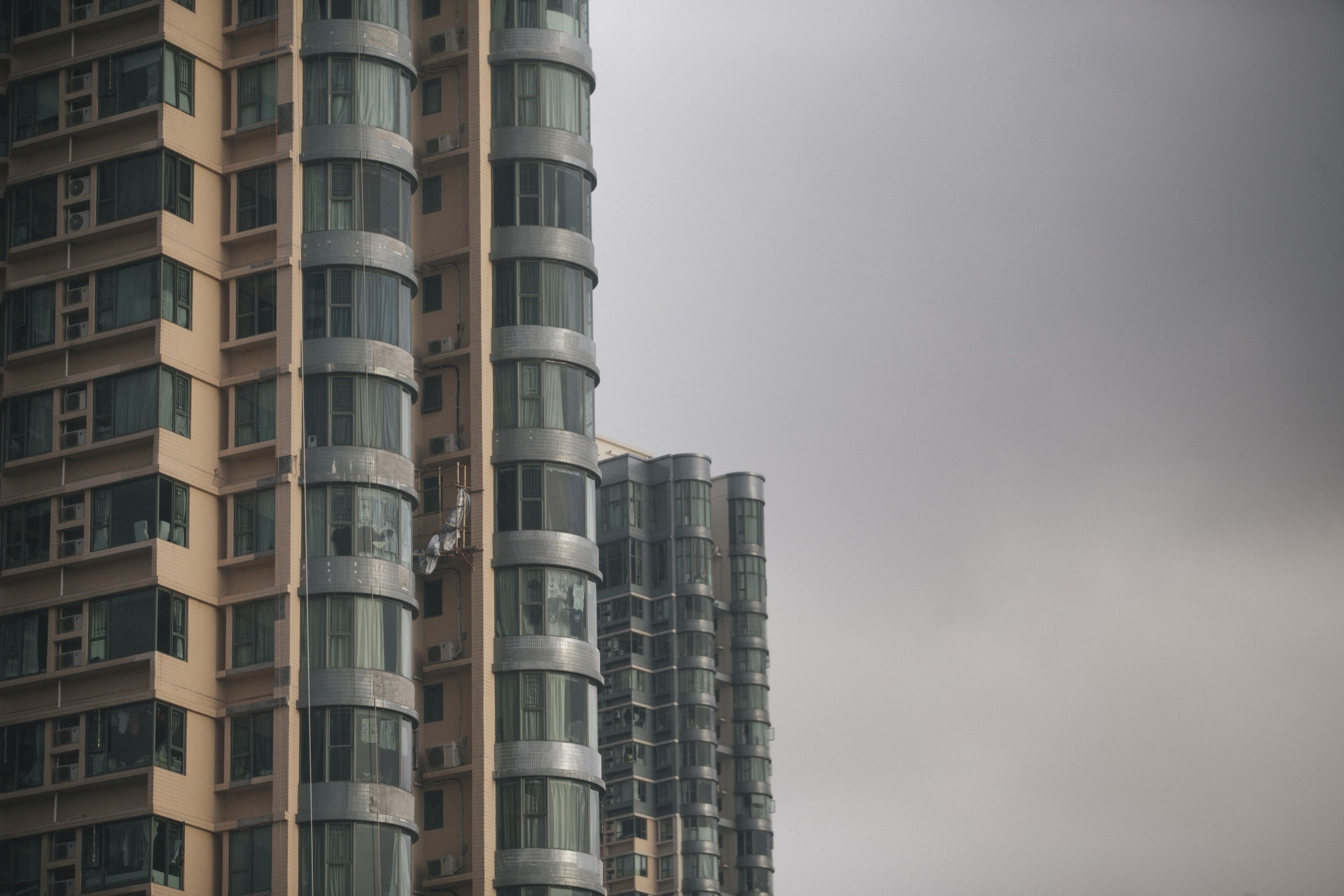 近年香港住宅流行設計巨窗,為清潔製造了很多困難及危險。(曾梓洋攝) 近年香港住宅流行設計巨窗,為清潔製造了很多困難及危險。(曾梓洋攝)