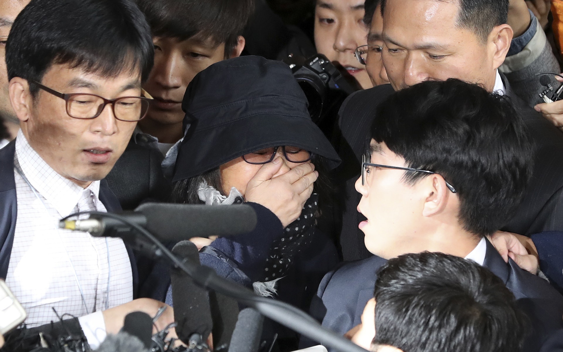 韓國總統朴槿惠好友崔順實潛逃海外多天後,終於返韓面對調查。她早前抵達首爾中央地方檢察廳時,面對大批記者及群眾包圍,顯得心慌意亂。(美聯社) 韓國總統朴槿惠好友崔順實潛逃海外多天後,終於返韓面對調查。她早前抵達首爾中央地方檢察廳時,面對大批記者及群眾包圍,顯得心慌意亂。(美聯社)