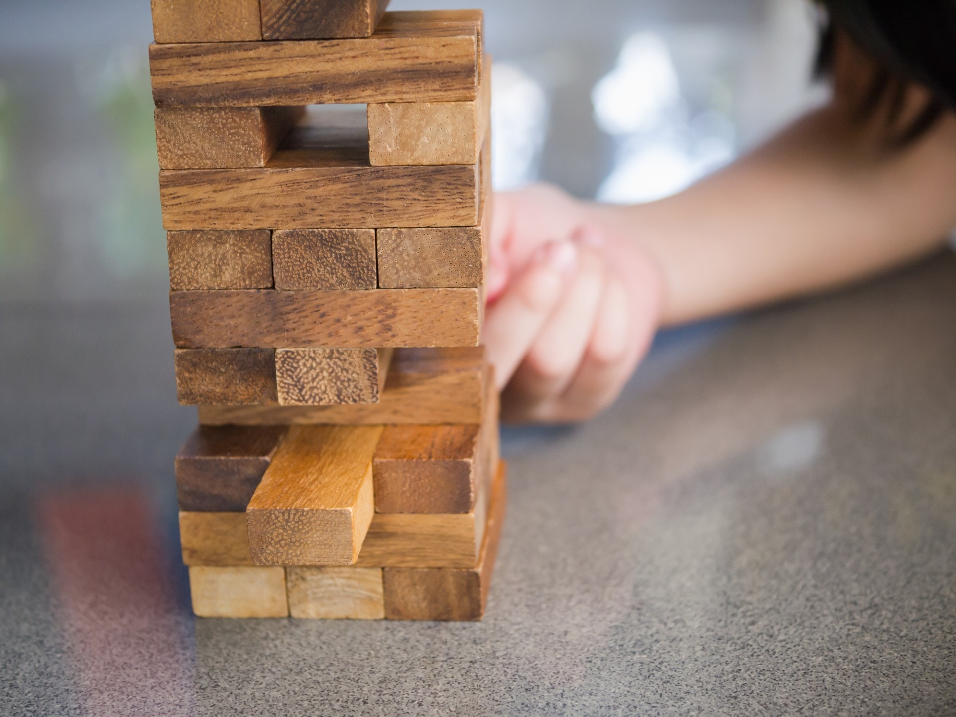 小兒最近愛上玩層層疊，於是全家都陪他玩。（Gettyimage／視覺中國）