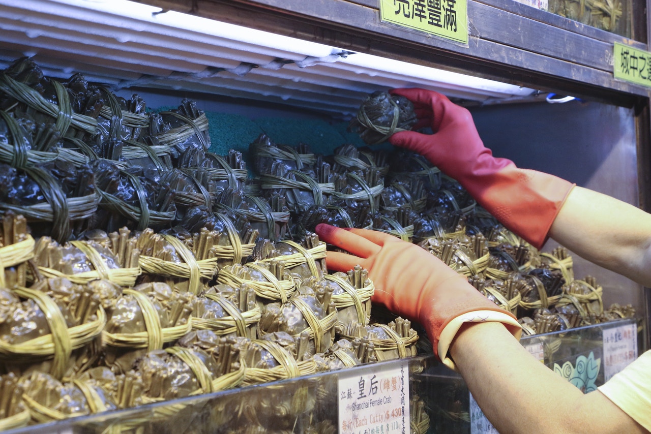 在停售兩個養殖場的大閘蟹後，市面供應量只有原來二至三成。（張浩維攝）