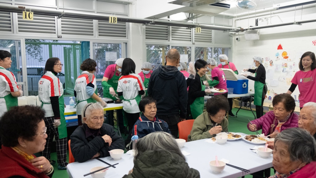 大埔銘恩小學入夜後變社區飯堂 學生當義工派飯為區內長者送暖 大埔銘恩小學入夜後變社區飯堂 學生當義工派飯為區內長者送暖