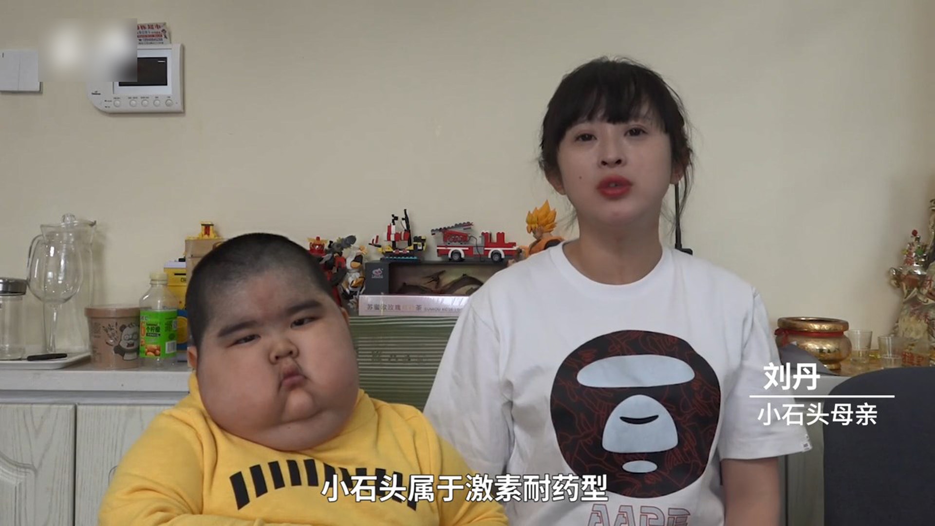 小石頭(左)的媽媽劉丹(右)表示,兒子曾經在醫院住了一年,當時一度吐血。(網上短片截圖) 小石頭(左)的媽媽劉丹(右)表示,兒子曾經在醫院住了一年,當時一度吐血。(網上短片截圖)