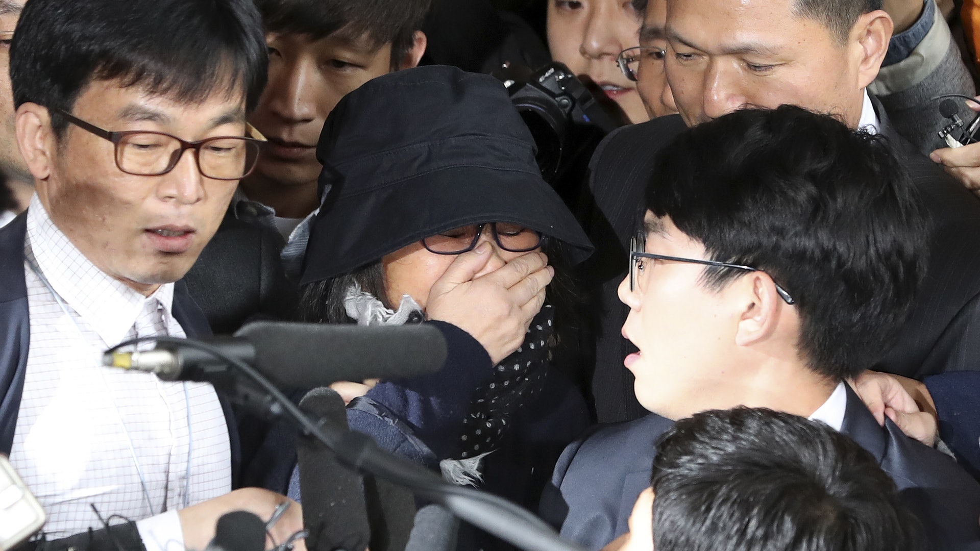 崔順實為何於民怨沸騰時返國? 韓媒:恐事件愈揭愈臭牽連更廣 崔順實為何於民怨沸騰時返國? 韓媒:恐事件愈揭愈臭牽連更廣