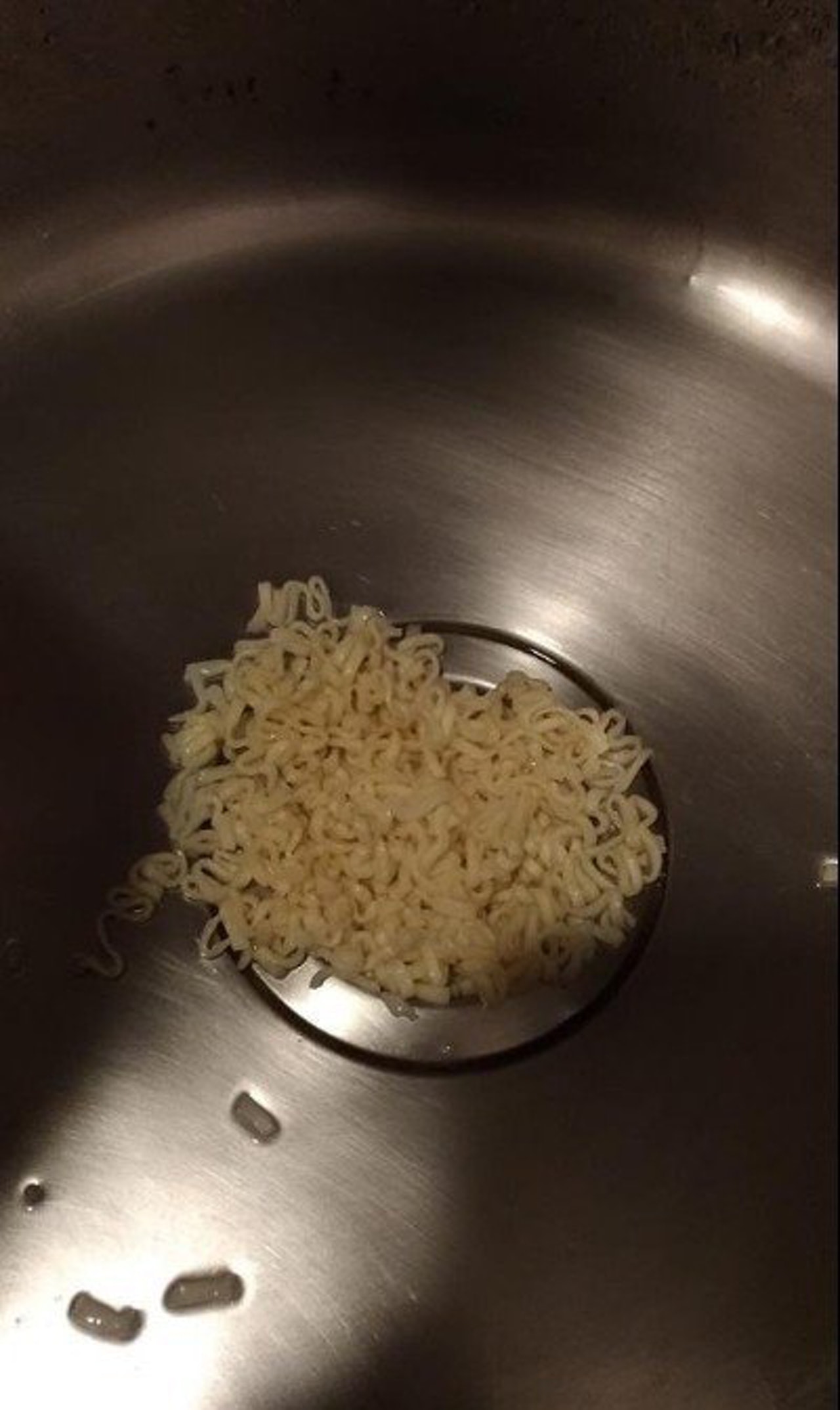煮好的泡麵都獻給 Sink 盤了。(圖片來源:爆怨公社二館) 煮好的泡麵都獻給 Sink 盤了。(圖片來源:爆怨公社二館)