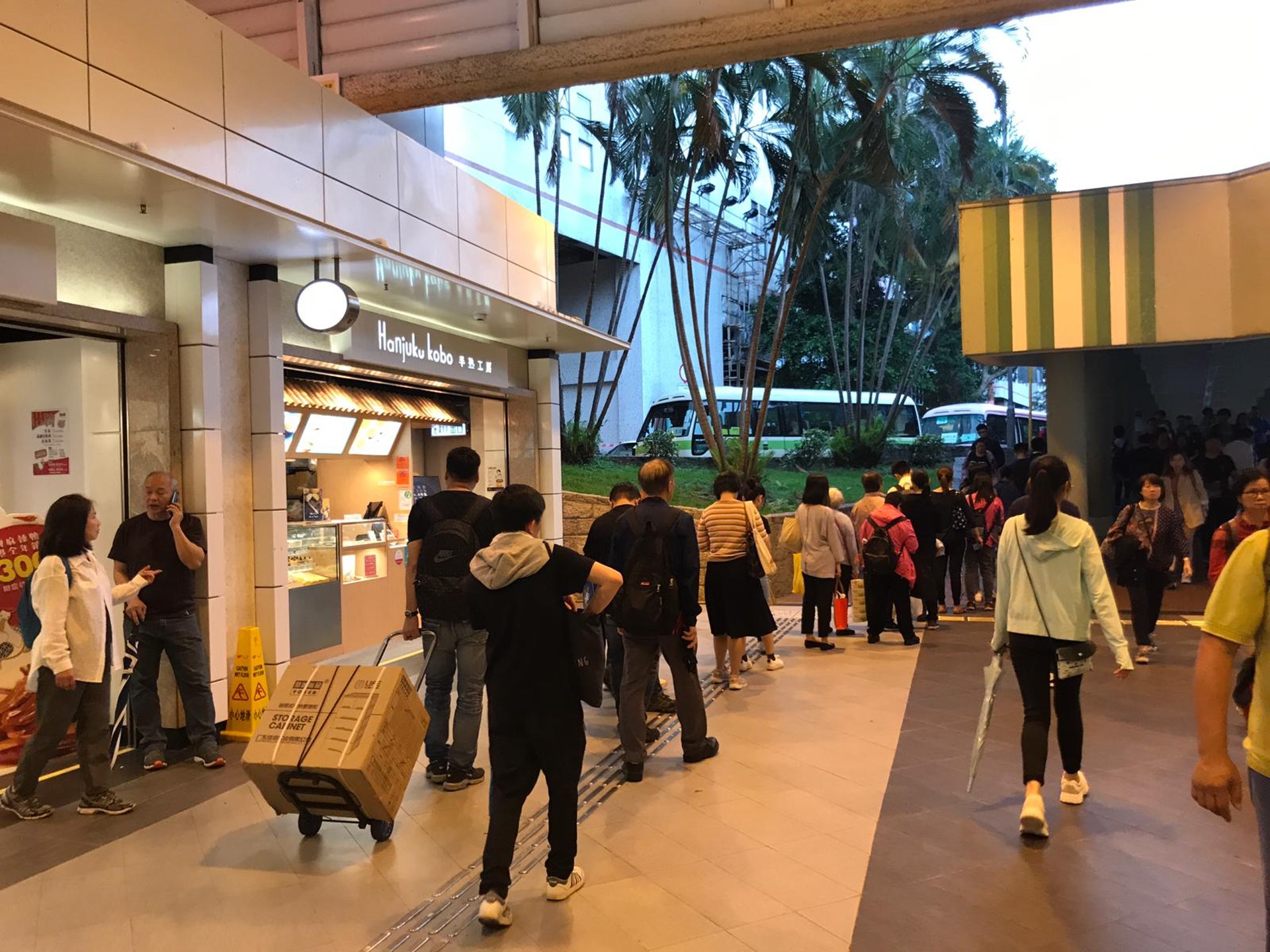 邨巴逼爆大埔墟社區主任形容情況災難性促政府重置邨巴站 香港01 政情 邨巴逼爆大埔墟社區主任形容情況災難性促政府重置邨巴站 香港01 政情