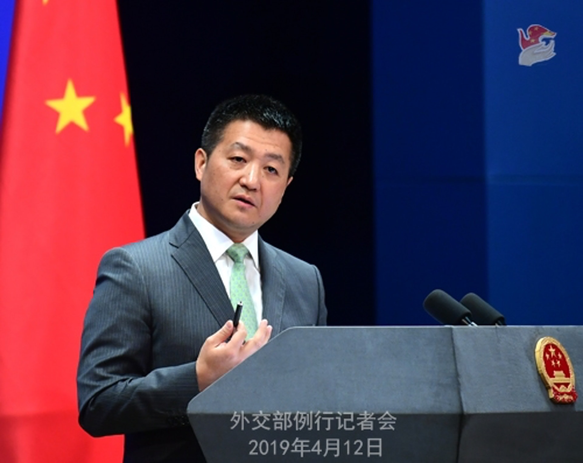 圖為中國外交部發言人陸慷於4月12日外交部例行記者會上回答記者問題。(中國外交部)