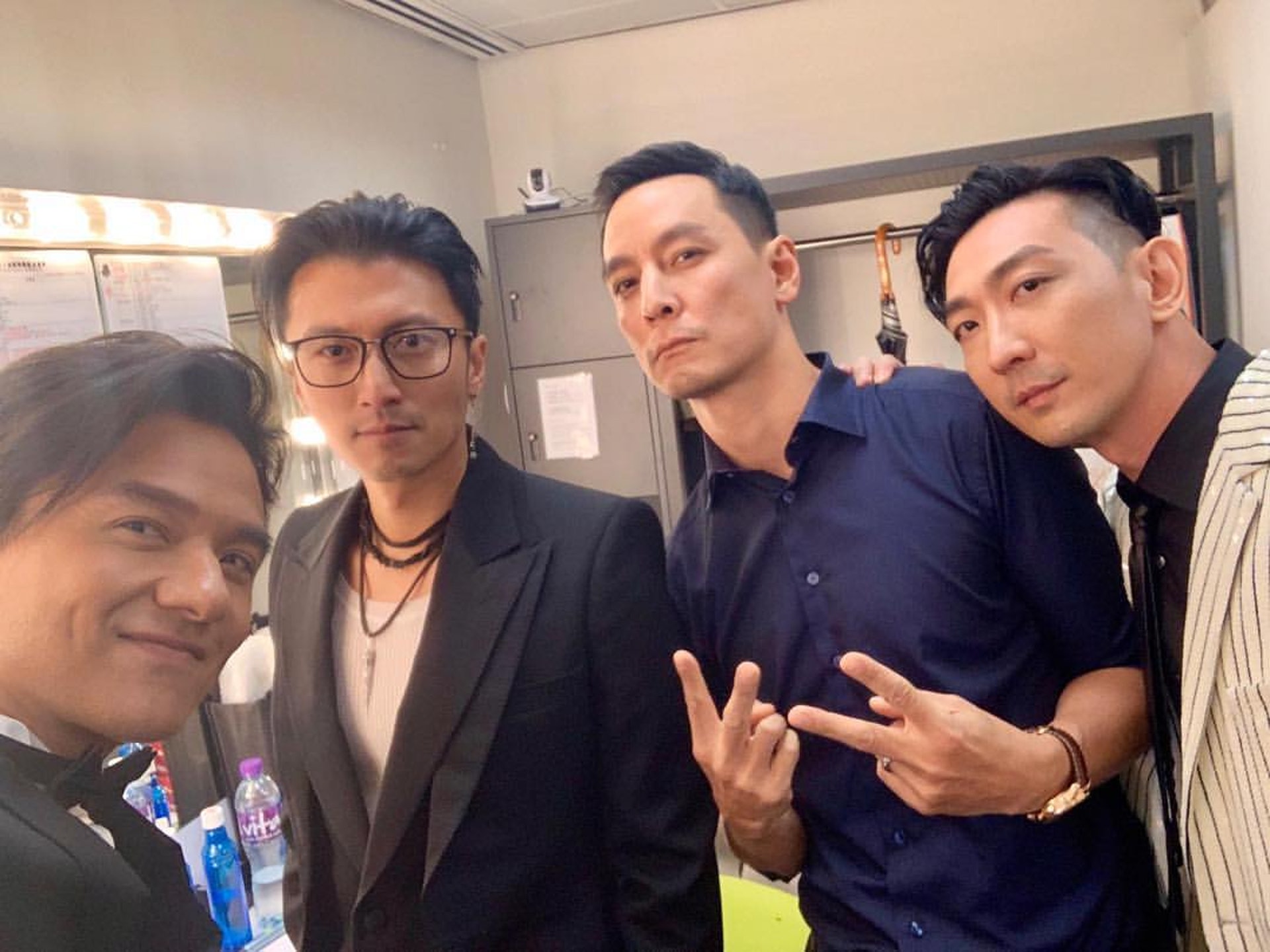 《第38屆香港電影金像獎頒獎典禮》昨晚圓滿結束,《無雙》是當晚大嬴家,勇奪七獎,包括最佳電影、導演、編劇、攝影與服裝等等。最佳女主角則由《三夫》的曾美慧孜奪得,男主角則是《淪落人》的黃秋生,感言「搞鬼」之餘令人感動。頒獎典禮上另一「搞鬼」之處就是一眾「男神大叔」的表演。(@thatdanielwu) 《第38屆香港電影金像獎頒獎典禮》昨晚圓滿結束,《無雙》是當晚大嬴家,勇奪七獎,包括最佳電影、導演、編劇、攝影與服裝等等。最佳女主角則由《三夫》的曾美慧孜奪得,男主角則是《淪落人》的黃秋生,感言「搞鬼」之餘令人感動。頒獎典禮上另一「搞鬼」之處就是一眾「男神大叔」的表演。(@thatdanielwu)