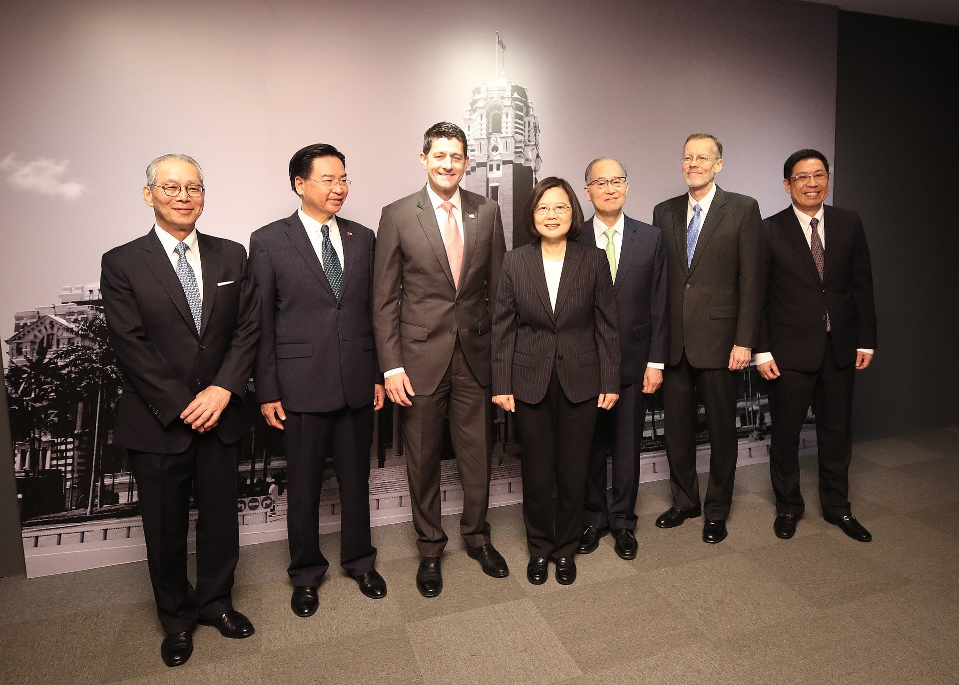 台灣總統蔡英文與美國聯邦眾議院前議長賴恩(左3)等參觀總統府展覽。(中央社) 台灣總統蔡英文與美國聯邦眾議院前議長賴恩(左3)等參觀總統府展覽。(中央社)