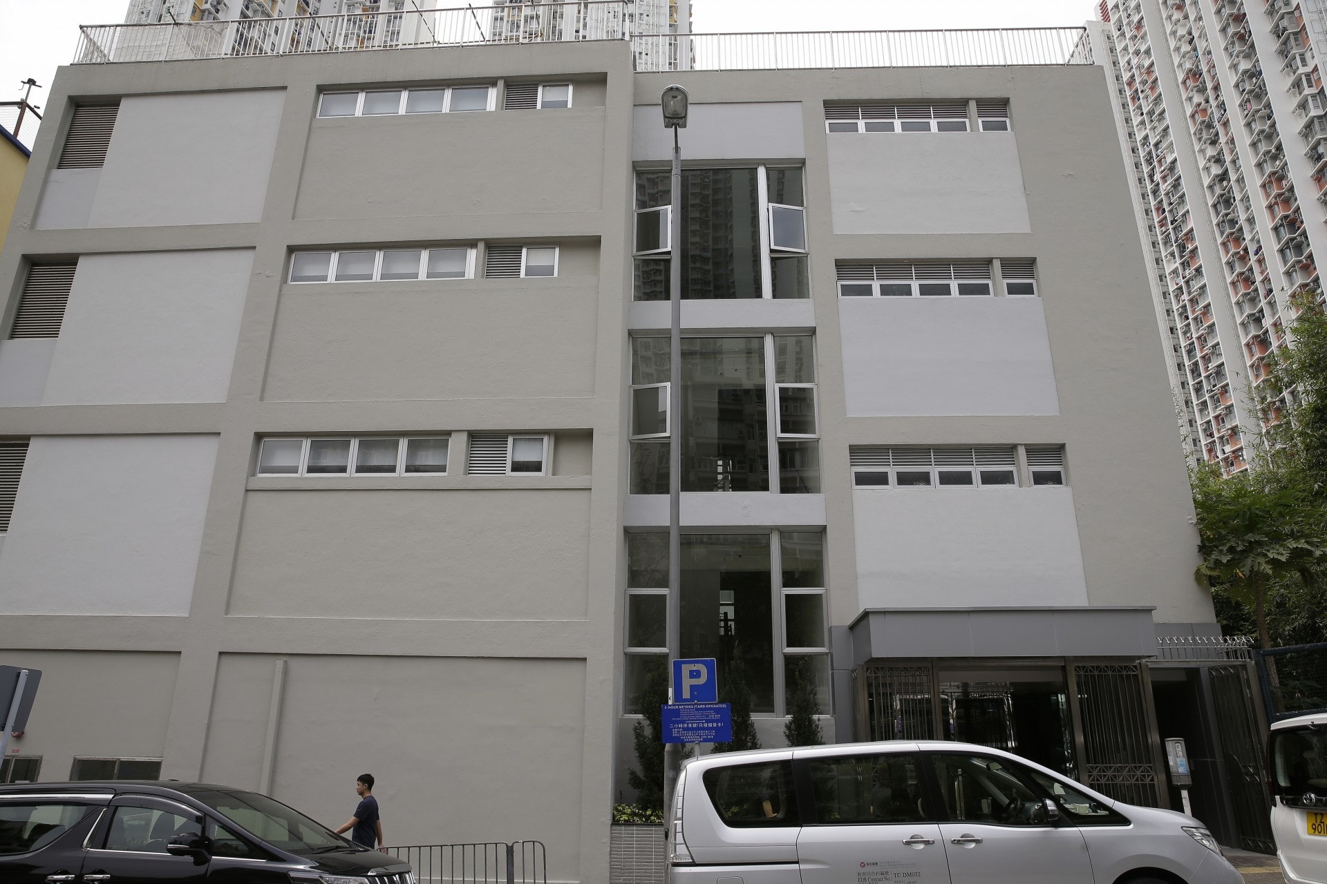學校分兩座兩樓,樓高四層。 學校分兩座兩樓,樓高四層。