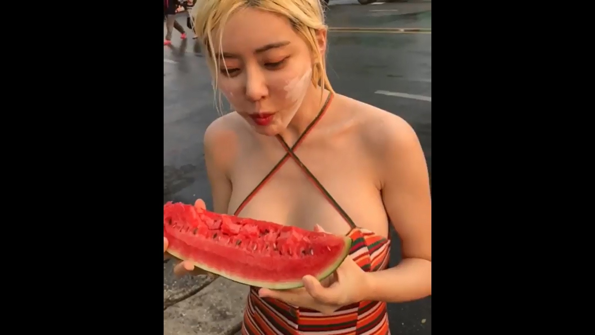 韓國DJ SODA現身泰國潑水節。(IG@deejaysoda影片截圖) 韓國DJ SODA現身泰國潑水節。(IG@deejaysoda影片截圖)