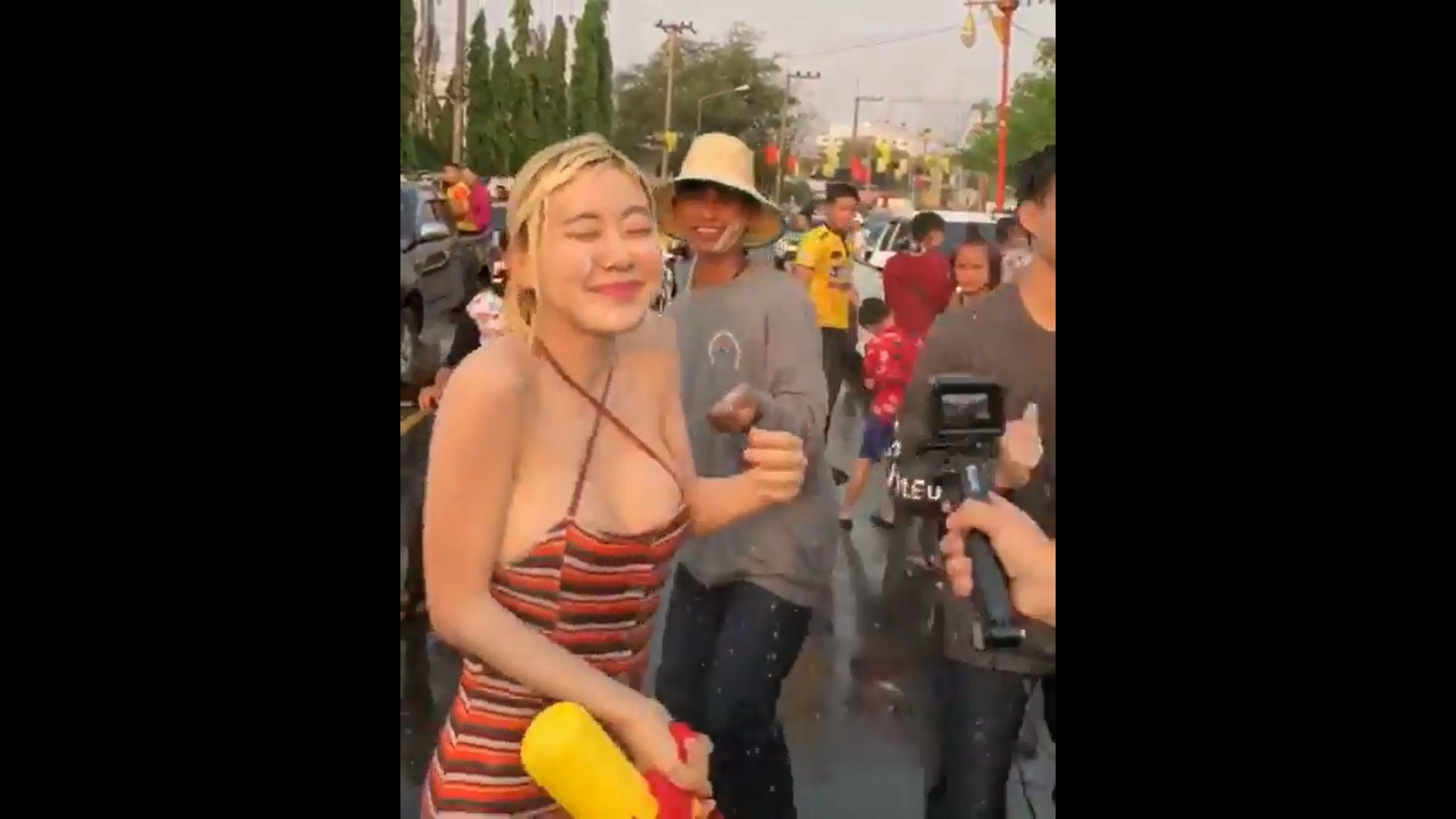 韓國DJ SODA現身泰國潑水節。(IG@deejaysoda影片截圖) 韓國DJ SODA現身泰國潑水節。(IG@deejaysoda影片截圖)
