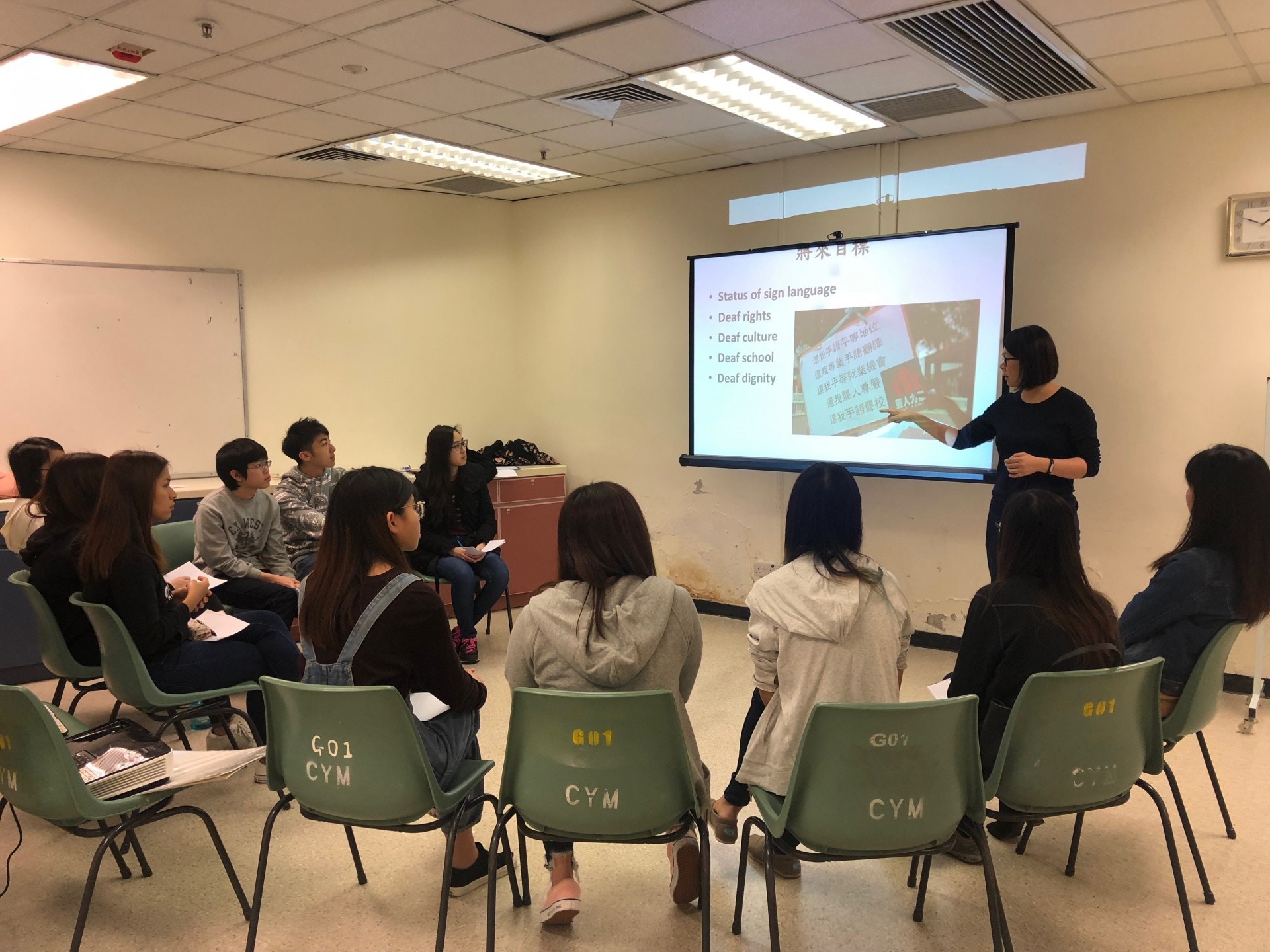 為了在港大推廣手語並提升學生對於聾人的認識及關注，香港大學學生會社會服務團上月舉辦了為期三個星期「看見你的聲音」社會服務，活動內容包括手語班、真人圖書館和社會實驗。（圖片由作者提供）