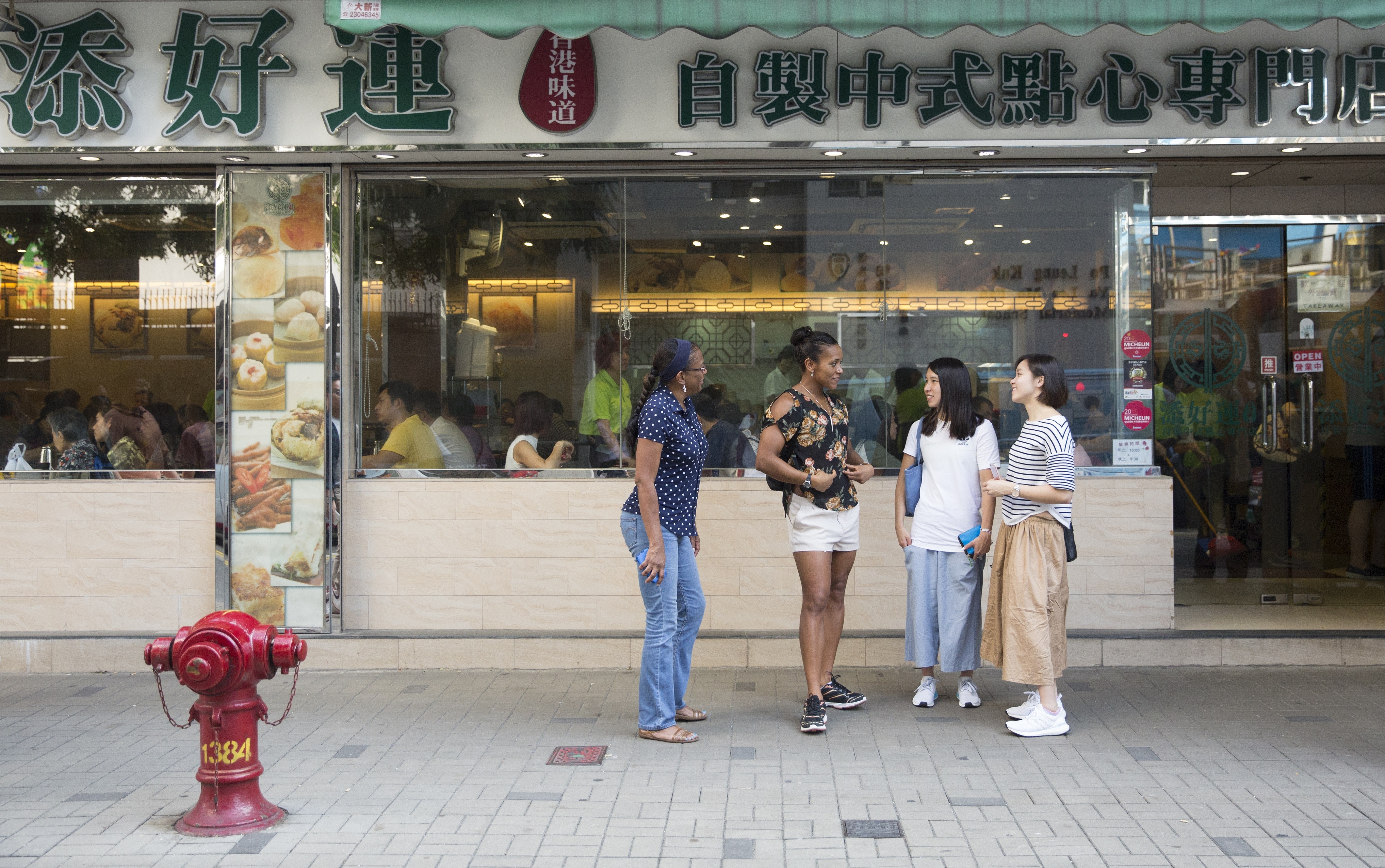 Alia（左二）與母親（左一）跟着香港女泳將劉彥恩（右二）、陳健樂（右一）及葉穎寶來到第一站吃點心。（龔嘉盛攝）