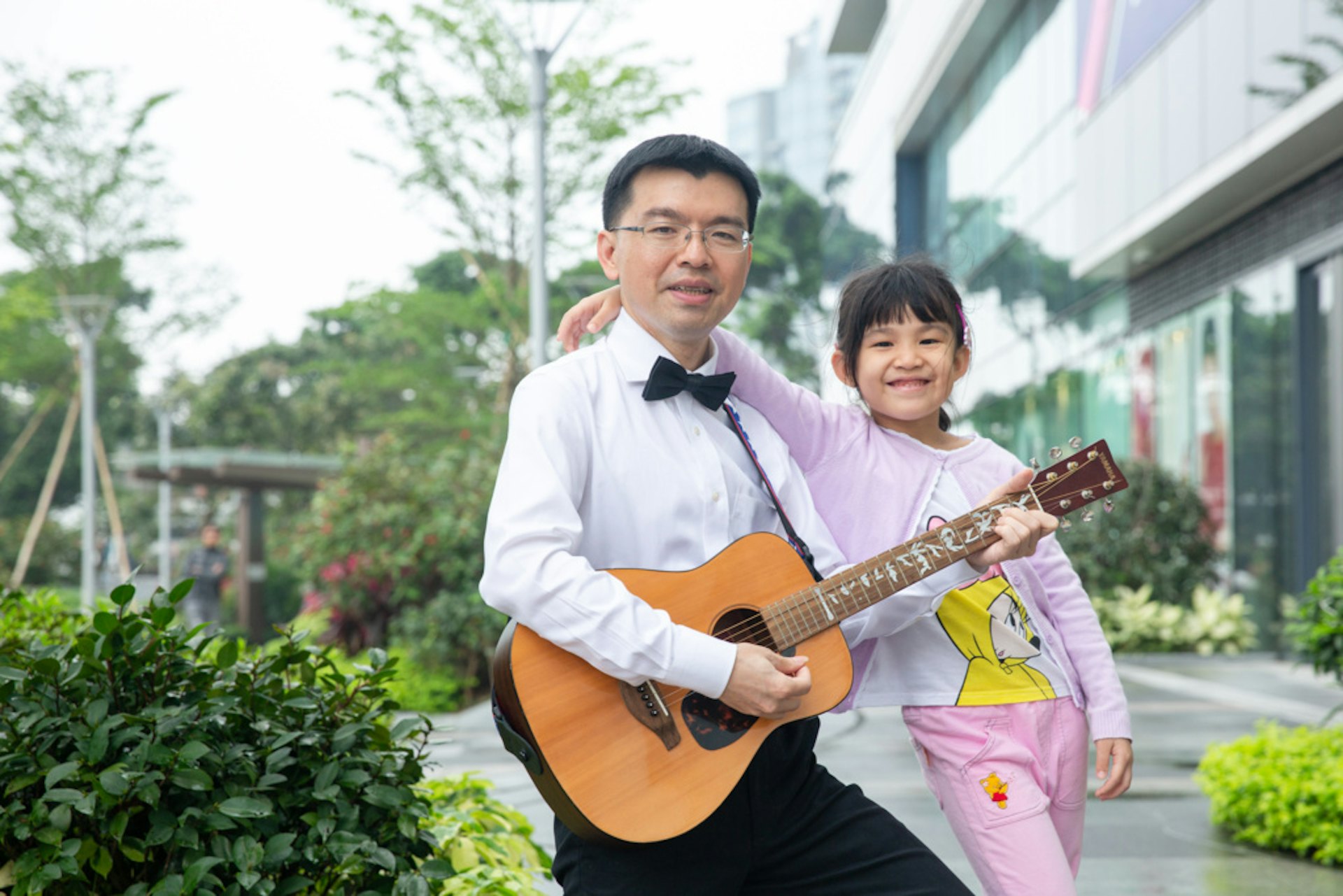 林Sir育有兩名女兒,其中大女兒7歲的寶希經常當他的實驗小助手。 林Sir育有兩名女兒,其中大女兒7歲的寶希經常當他的實驗小助手。