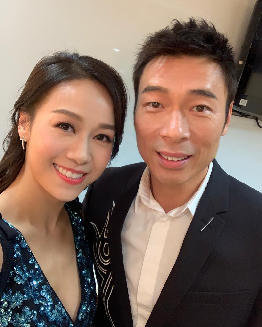 現年51歲的許志安情牽香港天后鄭秀文（Sammi）28年，二人歷經多年分手後結婚，多年來甜蜜非常。上月，Sammi更在IG發布夫婦二人首次「被斟茶」的照片兼分享婚姻之道，羨煞旁人！事隔不足一個月，安仔竟被爆出肆無忌憚與黃心穎於的士車廂中激吻超過20次，雖然安仔開記招公開向Sammi道歉，但未知Sammi會否珍惜和努力守護這段得來不易的婚姻呢？（IG圖片）