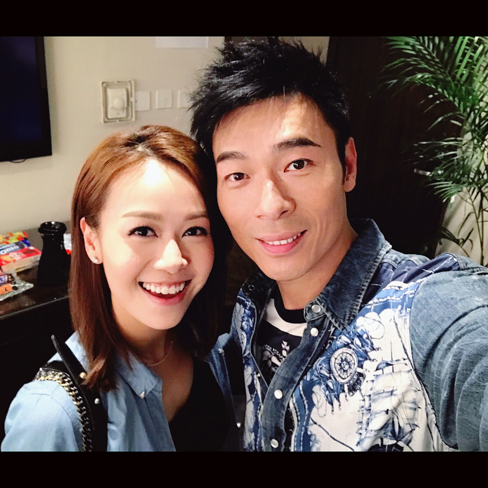 許志安與黃心穎車廂激吻事件曝光後,許已率先道歉兼停工,至於黃心穎仍然繼續「潛水」沒有任何回應。(網上圖片) 許志安與黃心穎車廂激吻事件曝光後,許已率先道歉兼停工,至於黃心穎仍然繼續「潛水」沒有任何回應。(網上圖片)