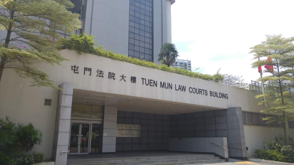 43歲小學老師涉嫌非禮小學女生在屯門法院應訊。（資料圖片）