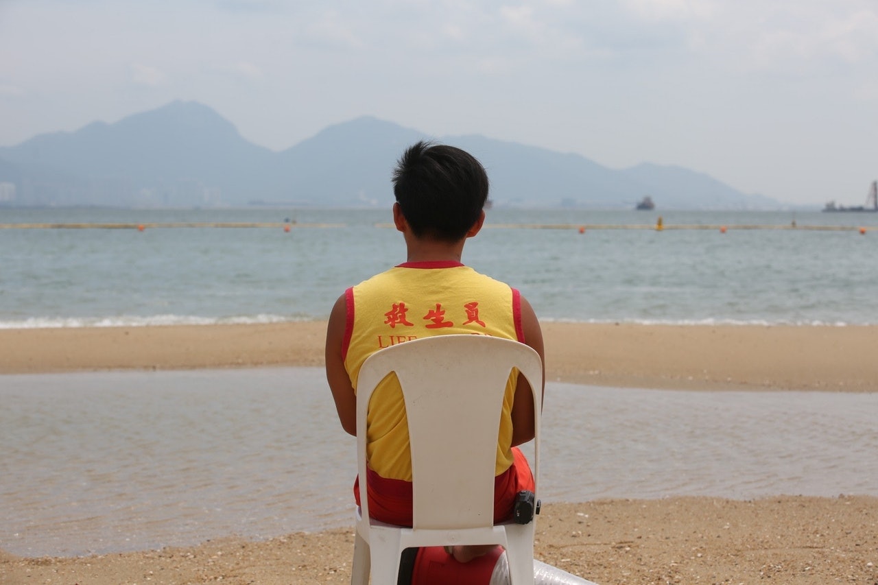 本港救生員人手不足問題日趨嚴重,尤其在旺季月份聘請不到足夠的季節性救生員。(資料圖片) 本港救生員人手不足問題日趨嚴重,尤其在旺季月份聘請不到足夠的季節性救生員。(資料圖片)