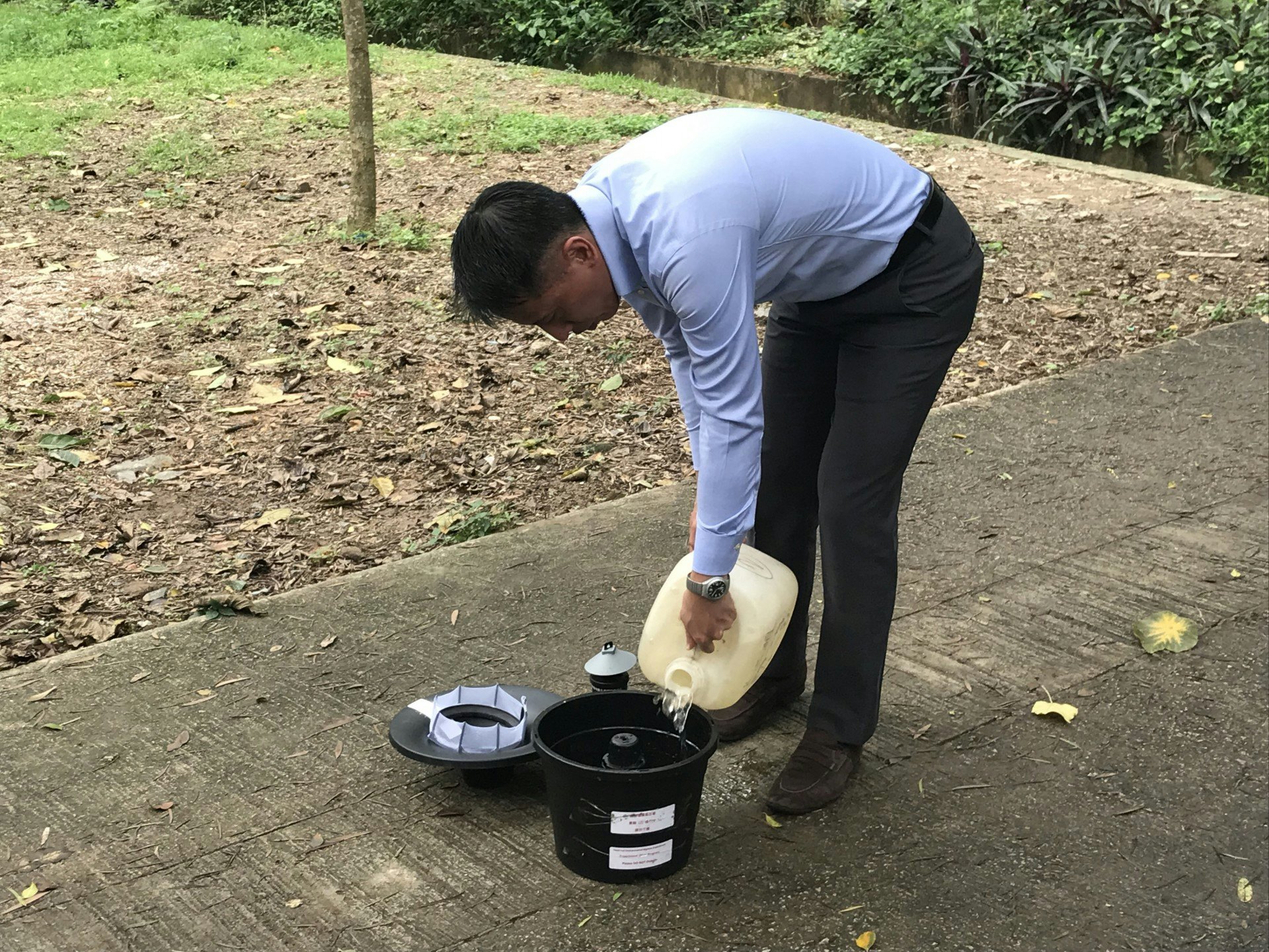 李明偉解釋,新引入的捕蚊器可防止幼蟲成蚊及殺死成蚊。(黃詠榆攝) 李明偉解釋,新引入的捕蚊器可防止幼蟲成蚊及殺死成蚊。(黃詠榆攝)