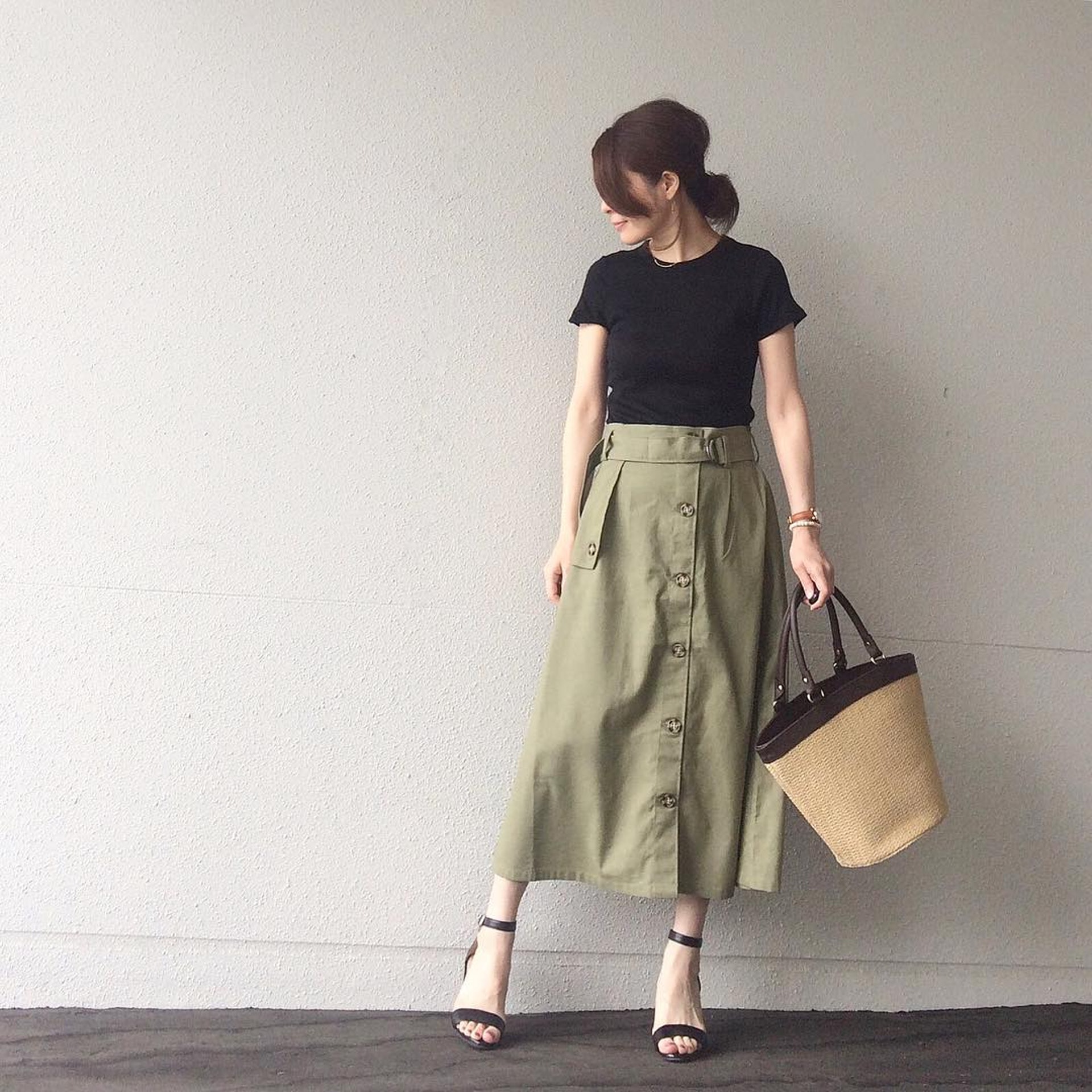 日本女生Nakkoo的打扮正適合作近來天氣的穿搭參考。(nakkoo555@Instagram)